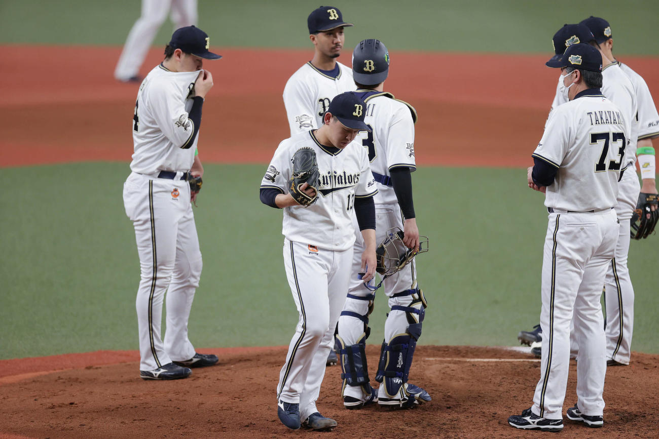 オリックス対ヤクルト　6回表ヤクルト1死二塁、オスナに四球を与えたところで降板となる宮城（手前左）（撮影・前田充）