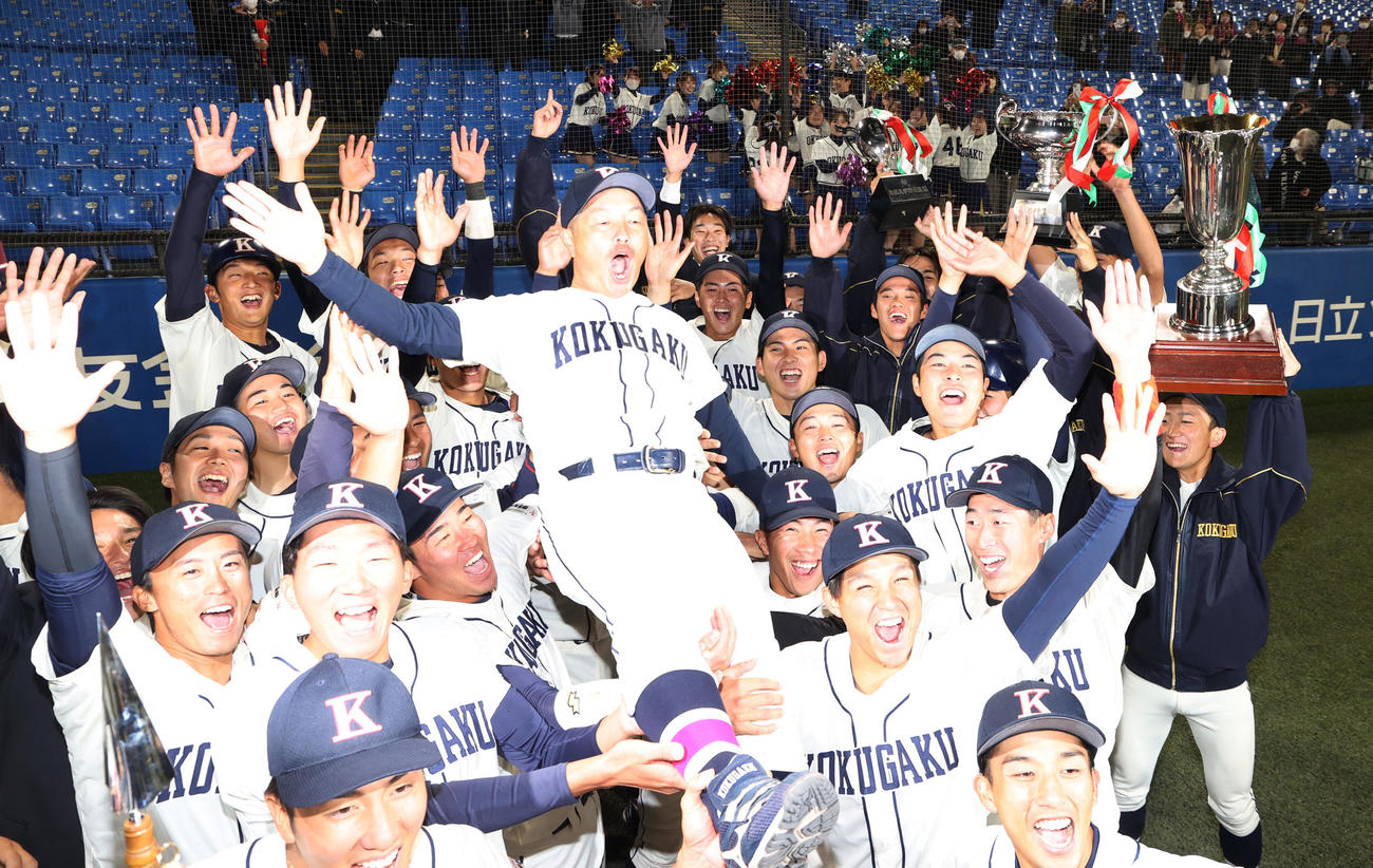 国学院大対亜大　優勝し、選手たちに胴上げされる国学院大・鳥山監督（撮影・狩俣裕三）