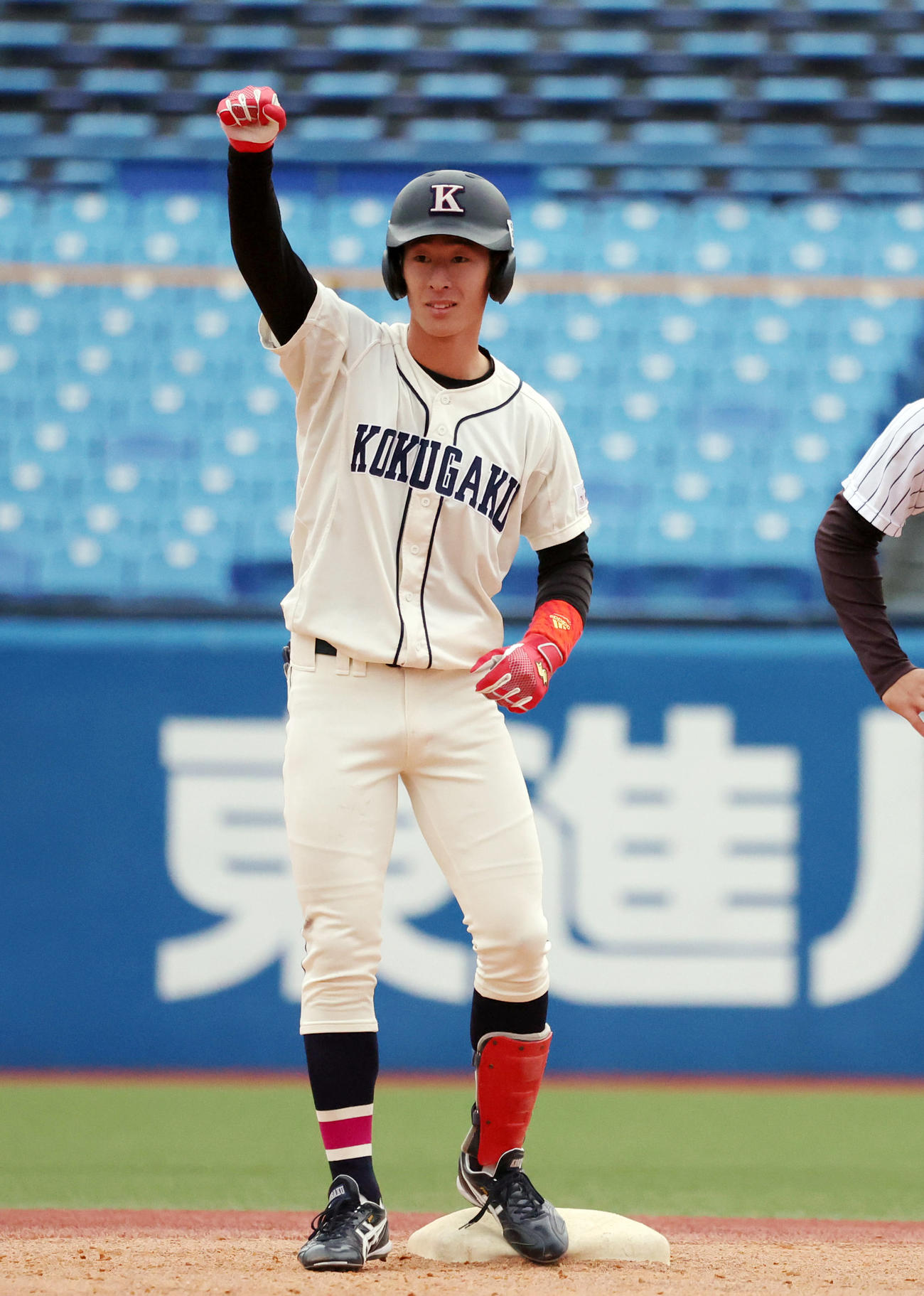 国学院大対亜大　3回表国学院大2死一、三塁、2点適時二塁打を放ちガッツポーズを決める国学院大・田中大（撮影・狩俣裕三）