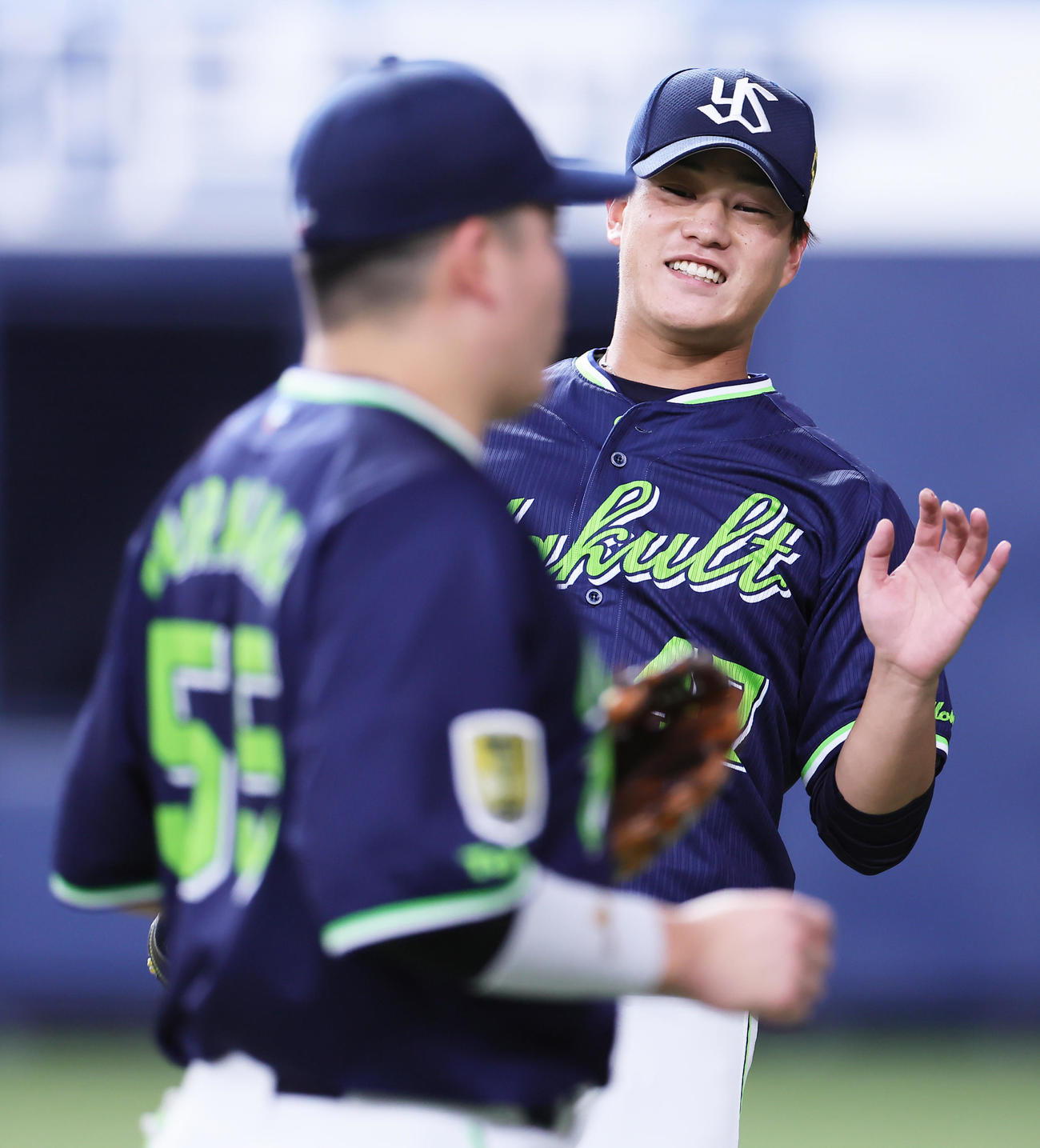 オリックス対ヤクルト　6回に好守備を見せた村上（手前）を笑顔で迎える高橋（撮影・足立雅史）