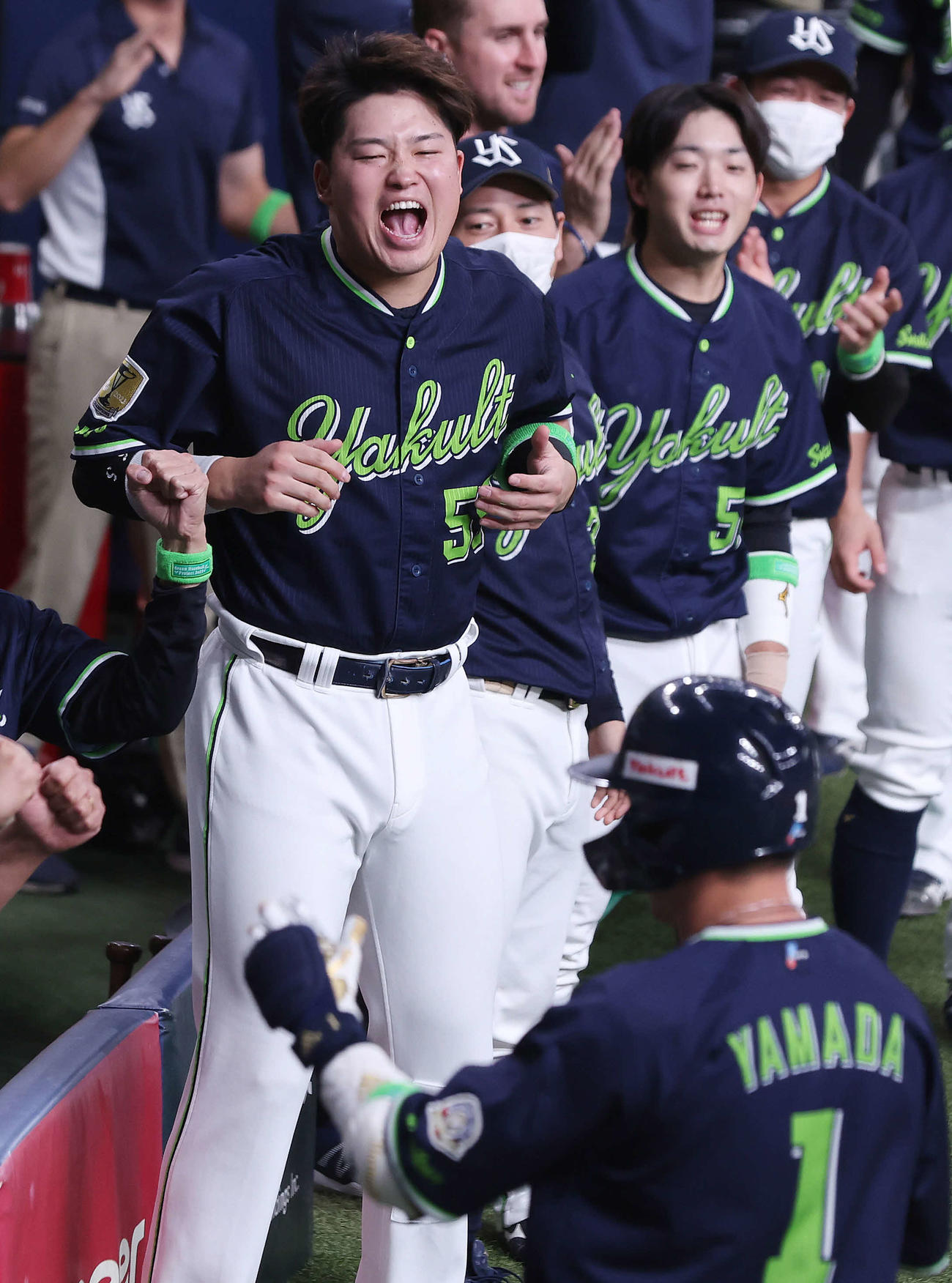 オリックス対ヤクルト　5回表ヤクルト2死一、二塁、先制の左越え3点本塁打を放った山田（手前）を迎える村上（同2人目）らヤクルトナイン（撮影・前田充）