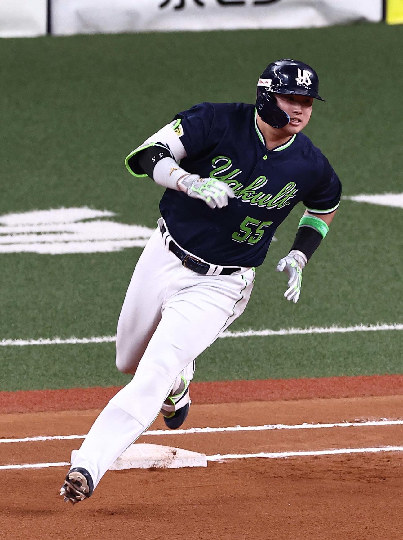 日本シリーズ第3戦　ヤクルト対オリックス　6回表ヤクルト1死、村上は左翼線へ二塁打を放つ（撮影・上田博志）