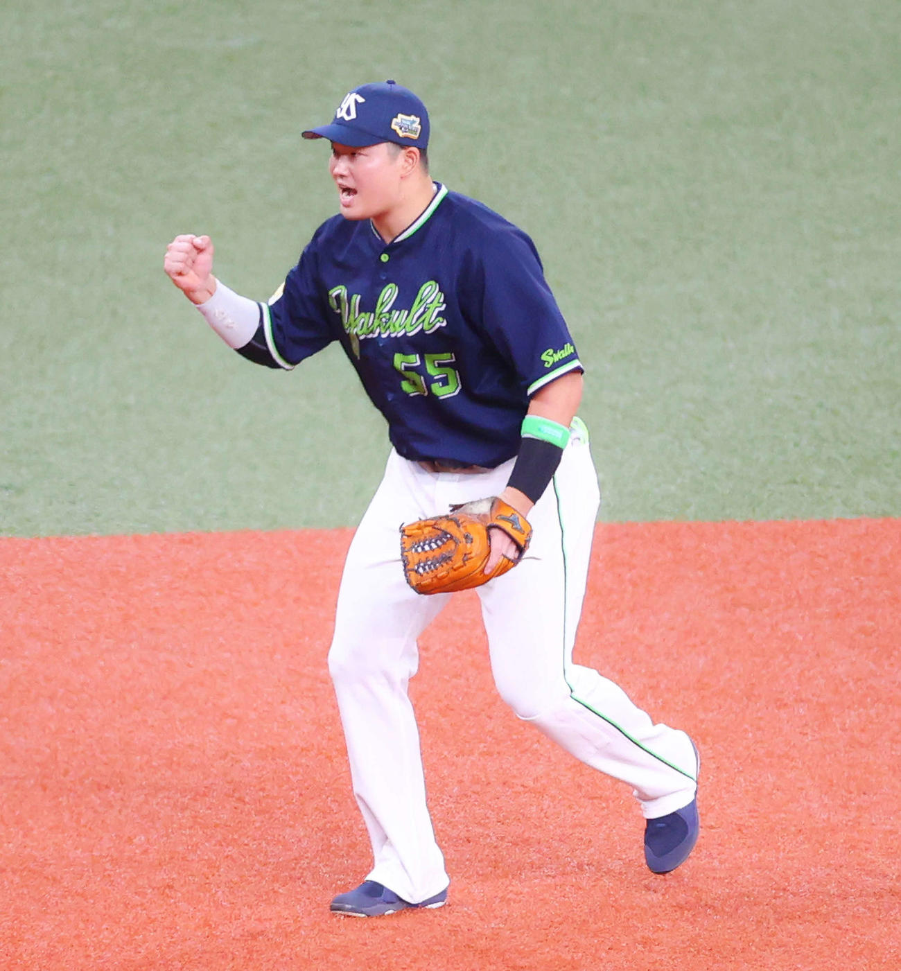 オリックス対ヤクルト　4回裏オリックス2死二、三塁、高橋が杉本を三振に抑えガッツポーズする三塁手村上（撮影・河田真司）