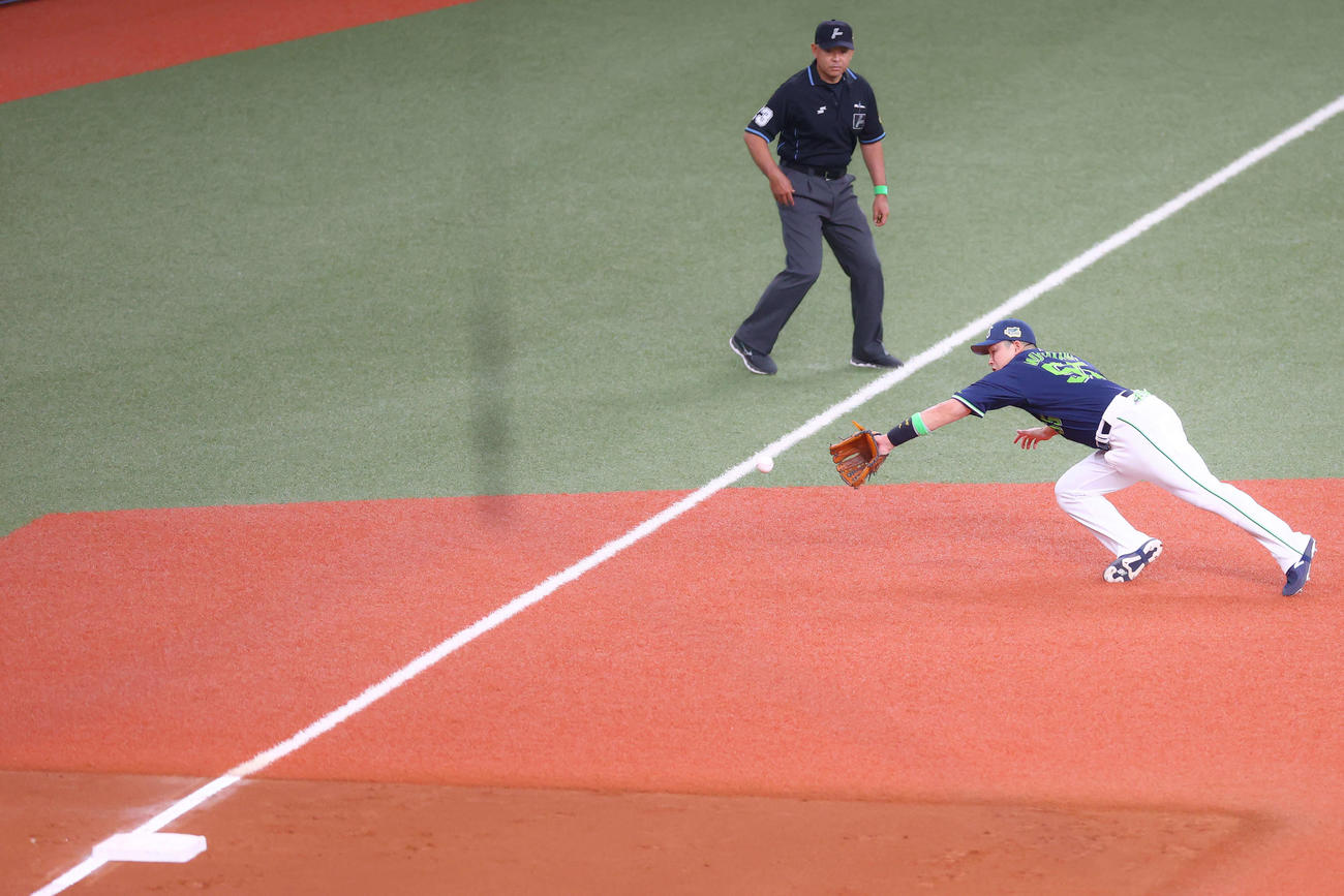 オリックス対ヤクルト　6回裏オリックス1死、頓宮の打球に飛びつき好捕する村上（撮影・河田真司）