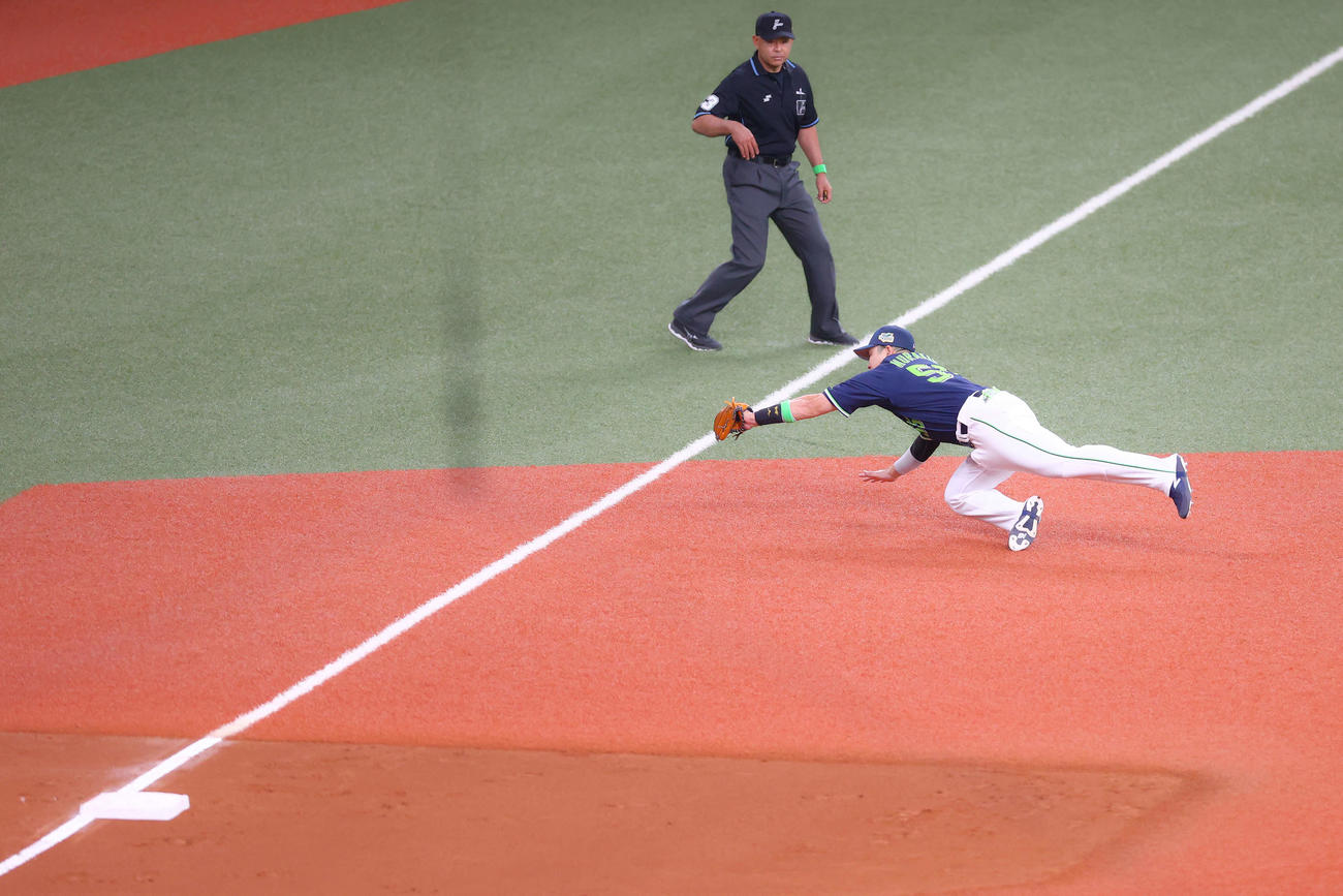 オリックス対ヤクルト　6回裏オリックス1死、頓宮の打球に飛びつき好捕する村上（撮影・河田真司）