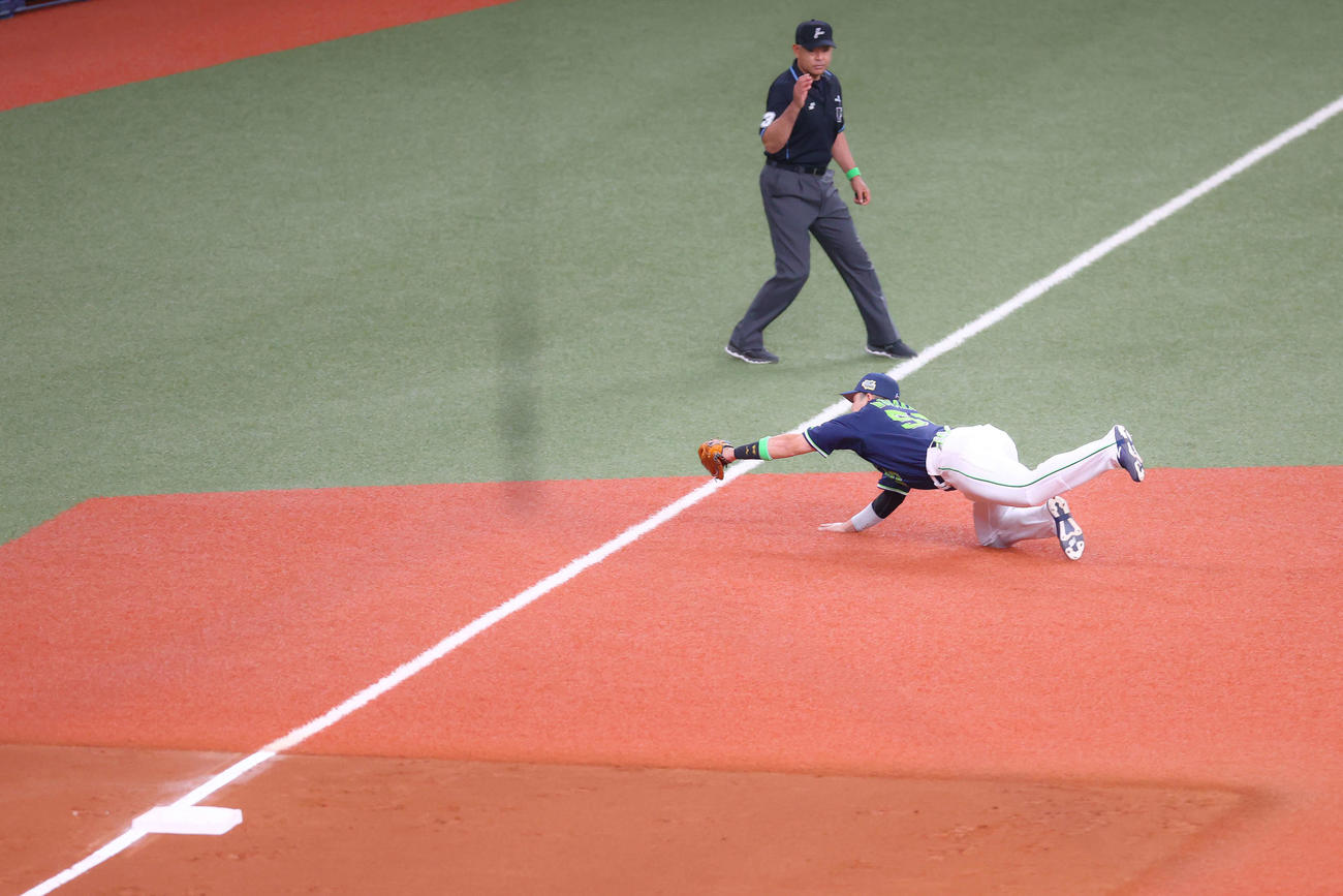 オリックス対ヤクルト　6回裏オリックス1死、頓宮の打球に飛びつき好捕する村上（撮影・河田真司）