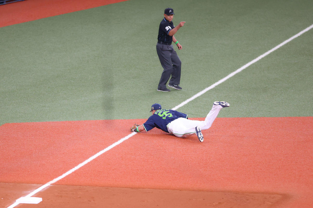 オリックス対ヤクルト　6回裏オリックス1死、頓宮の打球に飛びつき好捕する村上（撮影・河田真司）