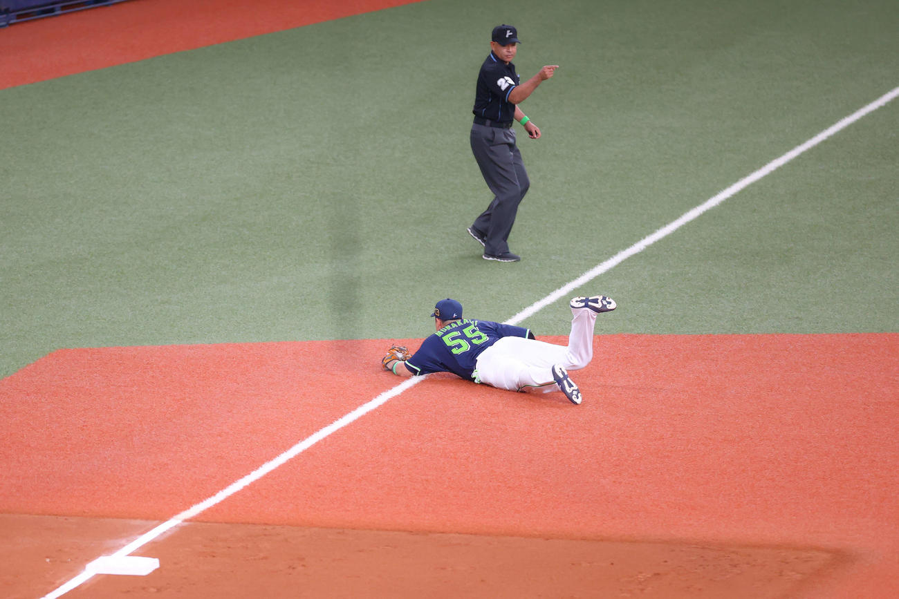 オリックス対ヤクルト　6回裏オリックス1死、頓宮の打球に飛びつき好捕する村上（撮影・河田真司）