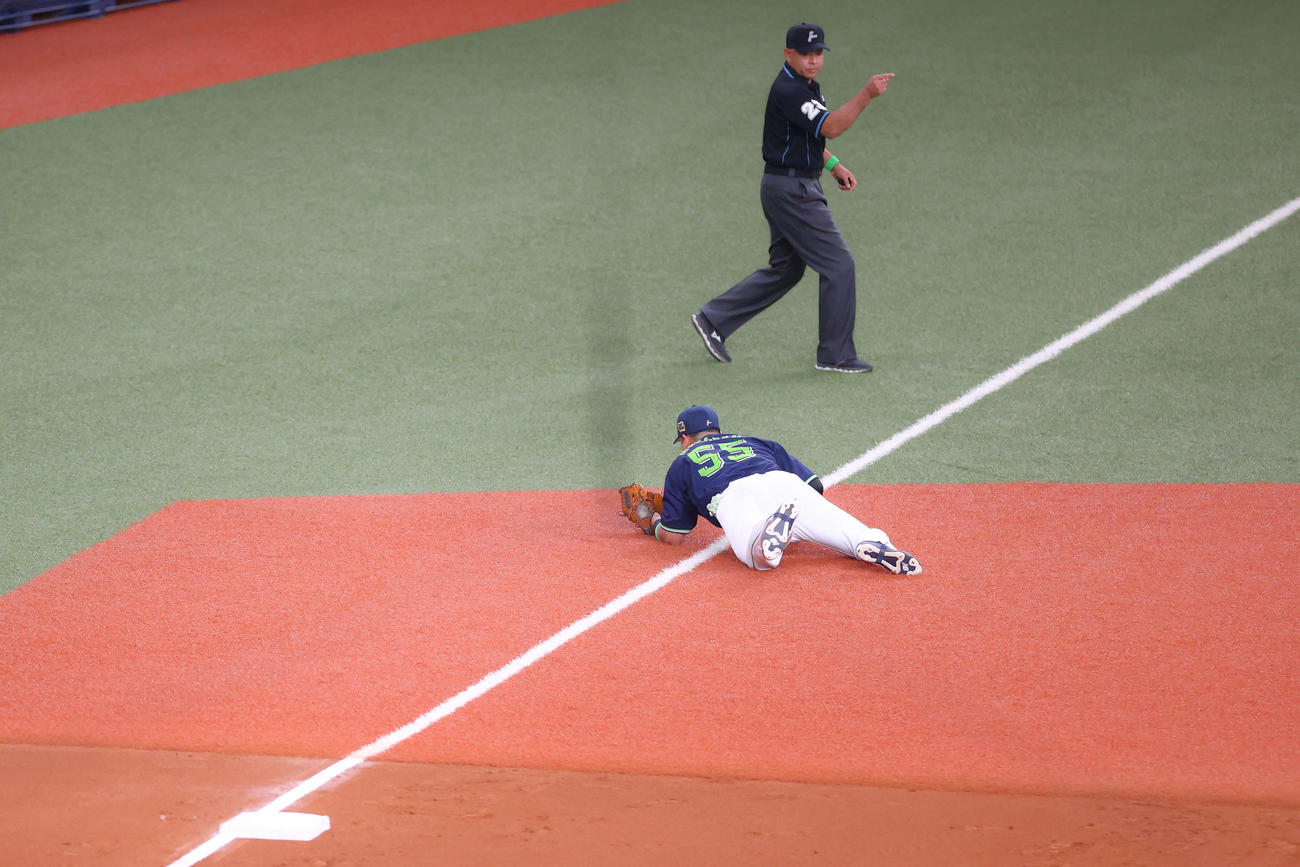 オリックス対ヤクルト　6回裏オリックス1死、頓宮の打球に飛びつき好捕する村上（撮影・河田真司）