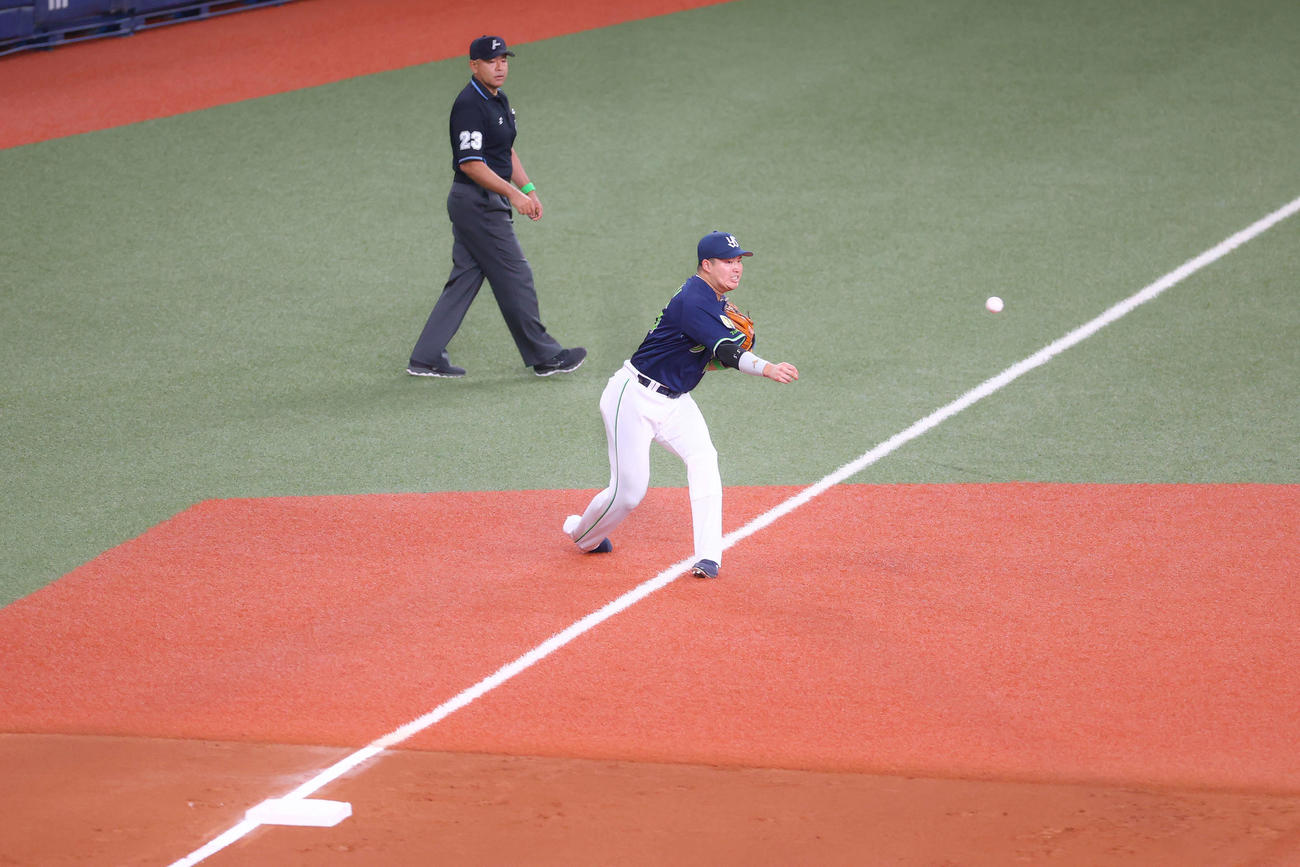 オリックス対ヤクルト　6回裏オリックス1死、頓宮の打球に飛びつき好捕する村上（撮影・河田真司）