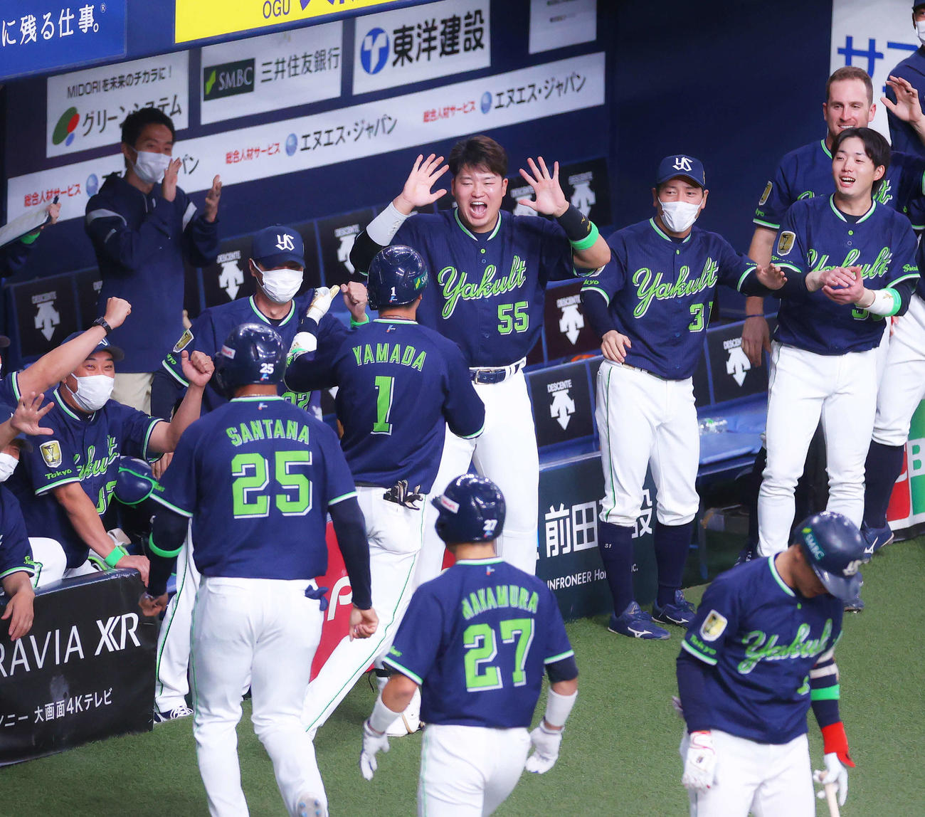 オリックス対ヤクルト　5回表ヤクルト2死一、二塁、左越え先制3点本塁打で生還する山田（手前）を笑顔で迎える村上（中央）らナイン（撮影・河田真司）