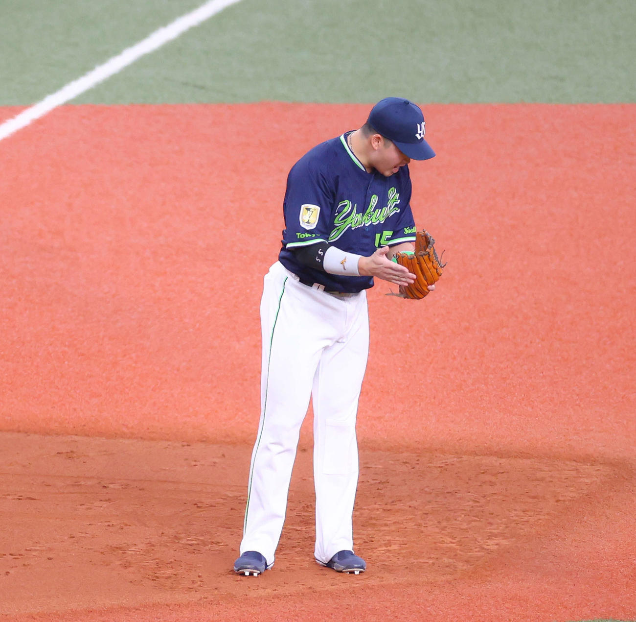 オリックス対ヤクルト　4回裏オリックス2死二、三塁、高橋が杉本を三振に抑えグラブをたたく三塁手村上（撮影・河田真司）
