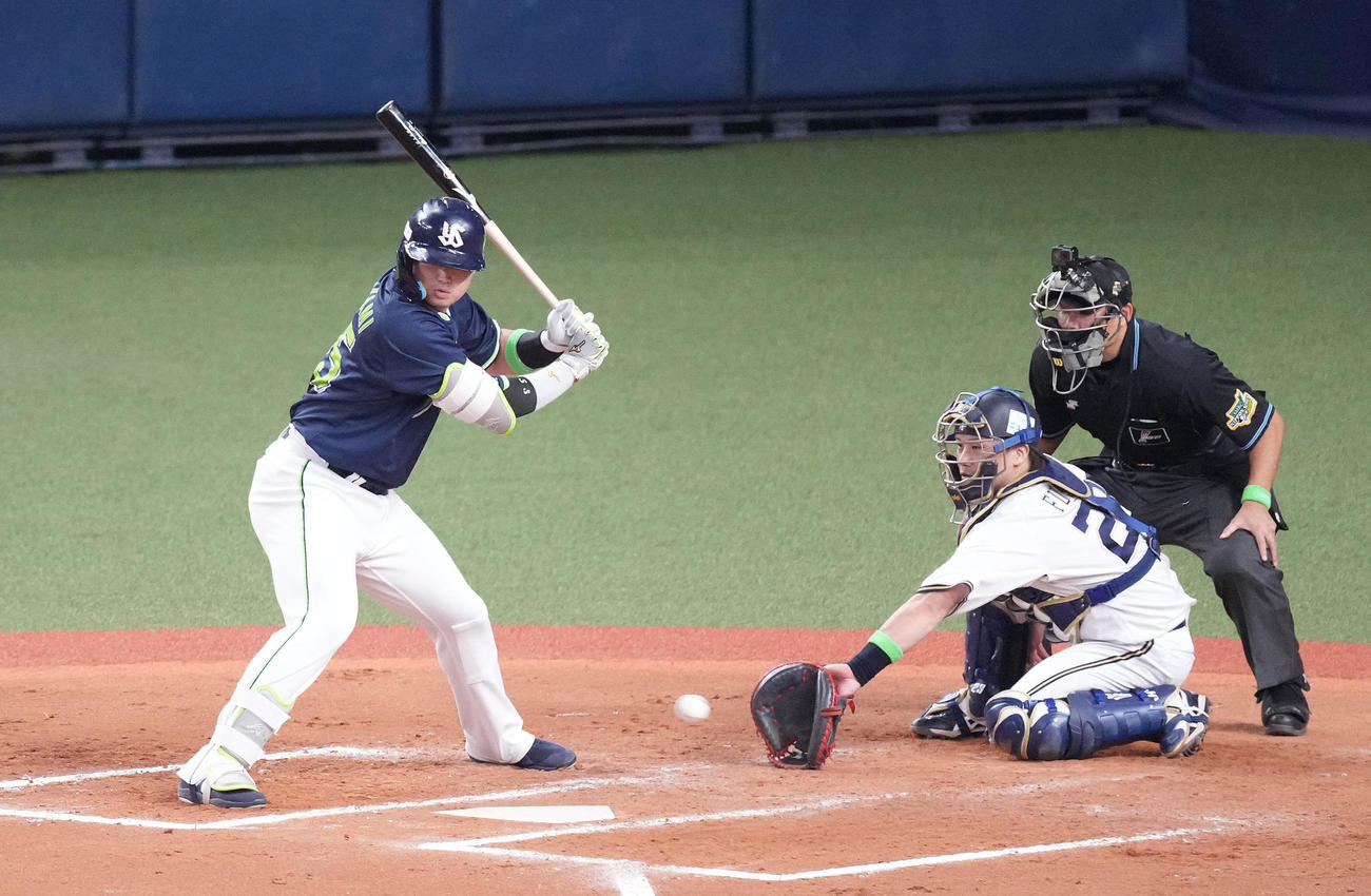 オリックス対ヤクルト　7回表ヤクルト2死満塁、押し出し四球を選ぶ村上（撮影・鈴木みどり）