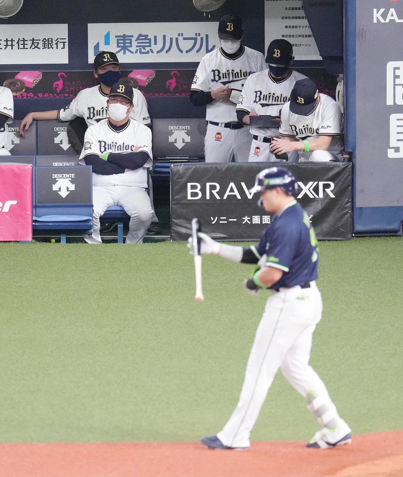 オリックス対ヤクルト　7回表ヤクルト2死満塁、村上に押し出し四球を与え、ぼうぜんとする中嶋監督（左奥）（撮影・鈴木みどり）