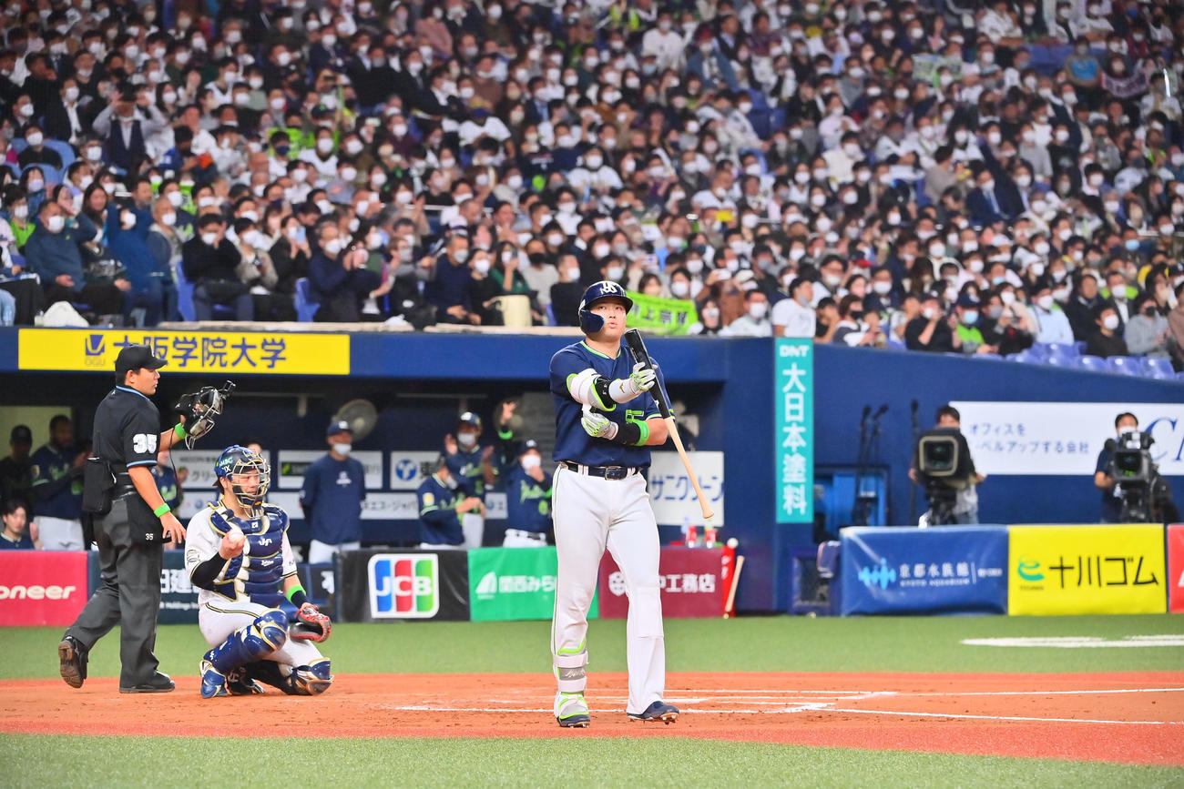 オリックス対ヤクルト　7回表ヤクルト2死満塁、押し出し四球を選ぶ村上（撮影・和賀正仁）