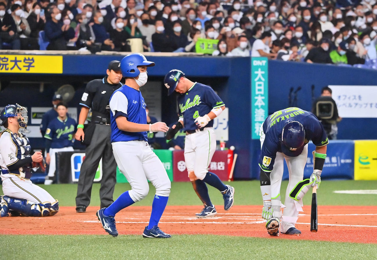 オリックス対ヤクルト　7回表ヤクルト2死満塁、押し出し四球を選ぶ村上、中央は生還する丸山和（撮影・和賀正仁）