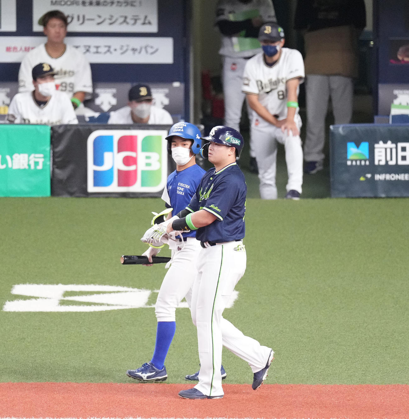 オリックス対ヤクルト　7回表ヤクルト2死満塁、押し出し四球で出塁する村上（撮影・鈴木みどり）