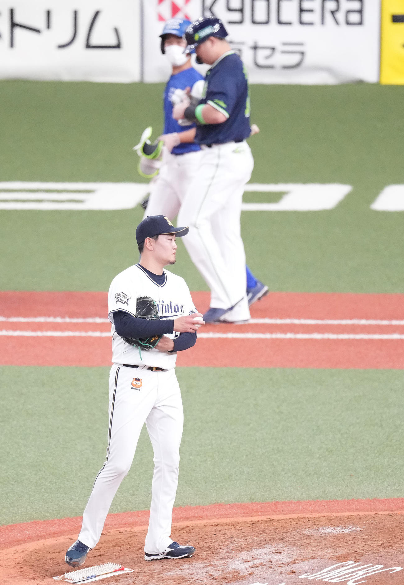 オリックス対ヤクルト　7回表ヤクルト2死満塁、村上に押し出し四球を与える竹安（撮影・鈴木みどり）