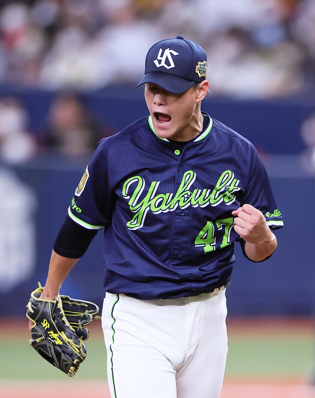 オリックス対ヤクルト　4回裏オリックス2死二、三塁、杉本を空振り三振に仕留めた高橋は雄たけびガッツポーズ（撮影・足立雅史）