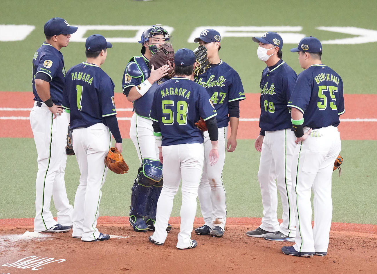 オリックス対ヤクルト　4回裏オリックス2死二、三塁、打者杉本を迎える前、マウンドの高橋（中央右）のもとに集まるナイン（撮影・鈴木みどり）