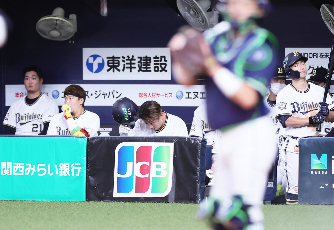 オリックス対ヤクルト　7回裏オリックス無死一塁、空振り三振に倒れた杉本裕太郎（中央）（撮影・足立雅史）