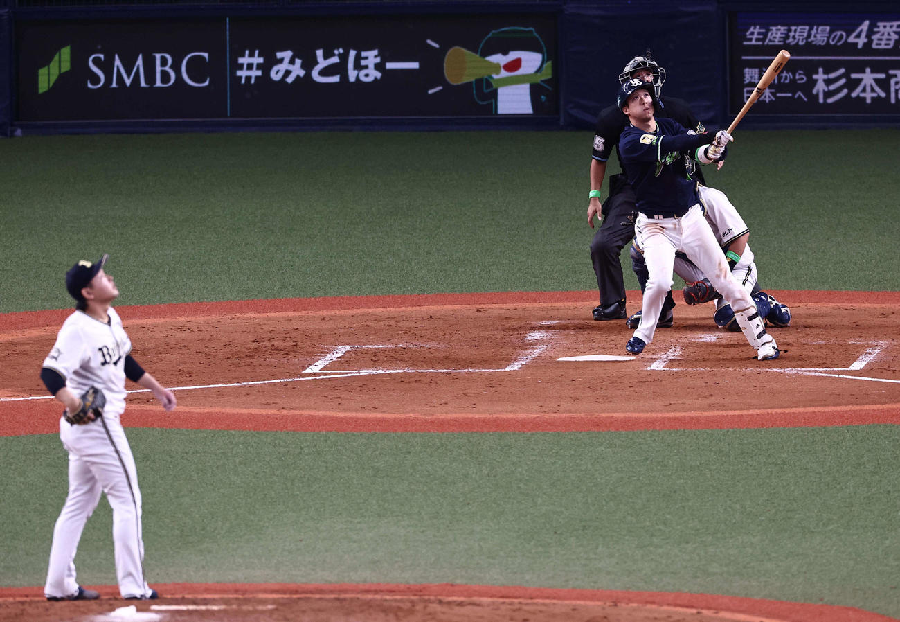 日本シリーズ第3戦　ヤクルト対オリックス　5回表ヤクルト2死一、二塁、山田は左越え3点本塁打を放つ（撮影・上田博志）