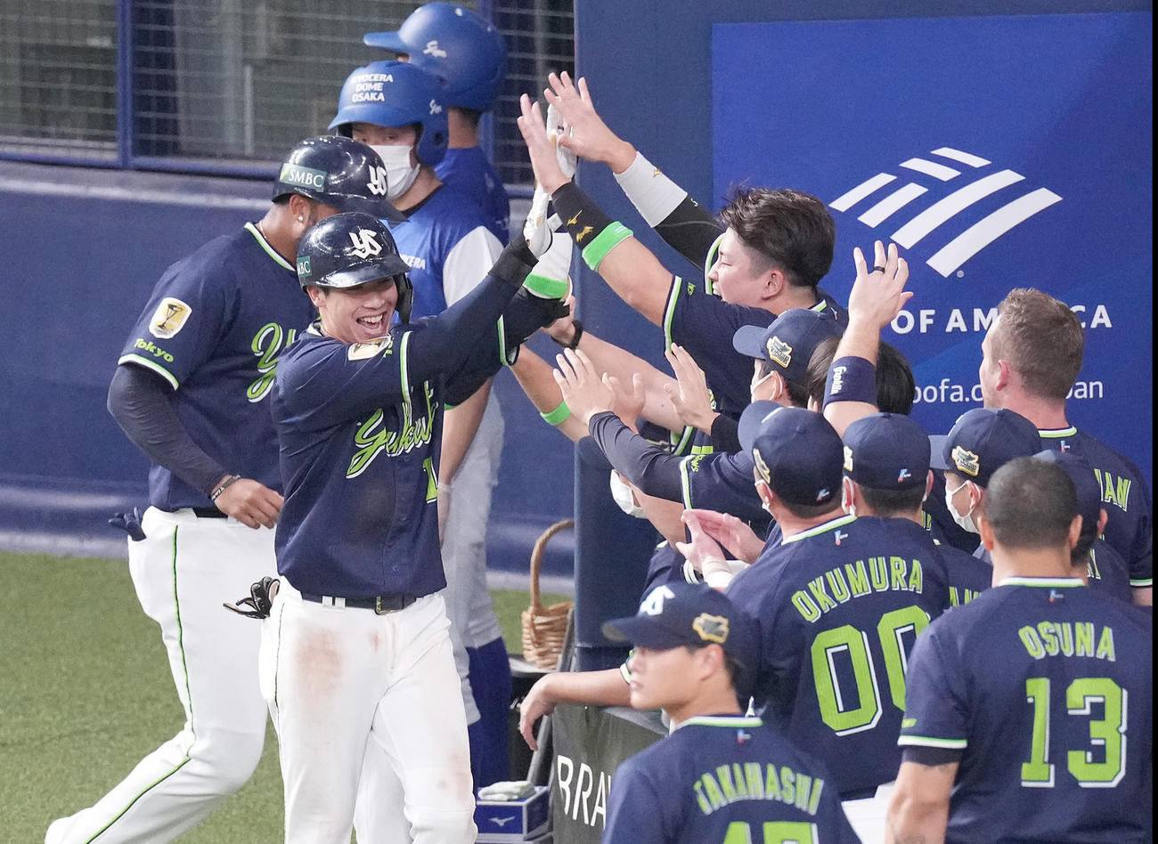 オリックス対ヤクルト　5回表ヤクルト2死一、二塁、先制の左越え3点本塁打を放った山田（左手前）は村上（右奥）と笑顔でハイタッチ（撮影・鈴木みどり）