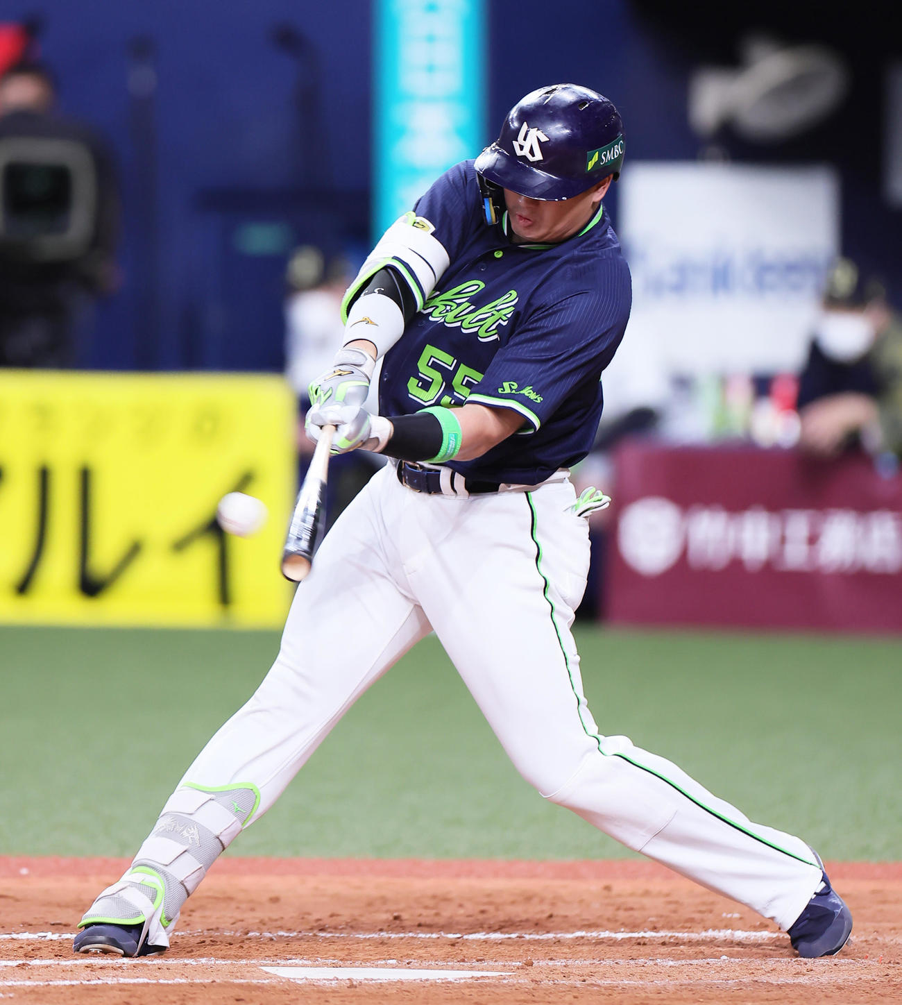 オリックス対ヤクルト　9回表ヤクルト1死、1死二塁、村上は2点適時二塁打を放つ（撮影・足立雅史）