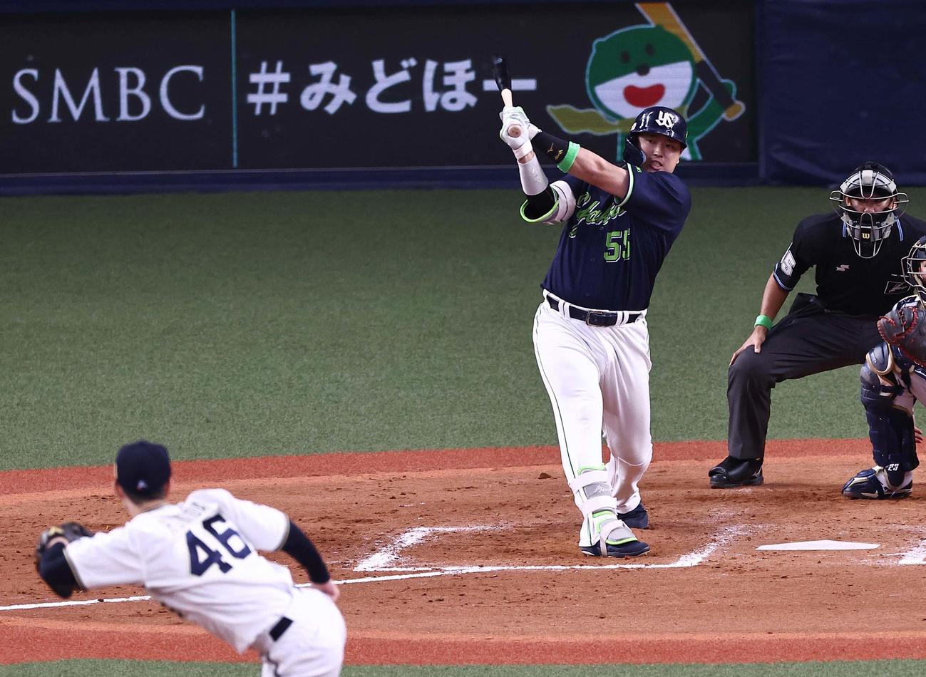 9回表ヤクルト1死一、二塁、村上は中越え2点適時二塁打を放つ（撮影・上田博志）