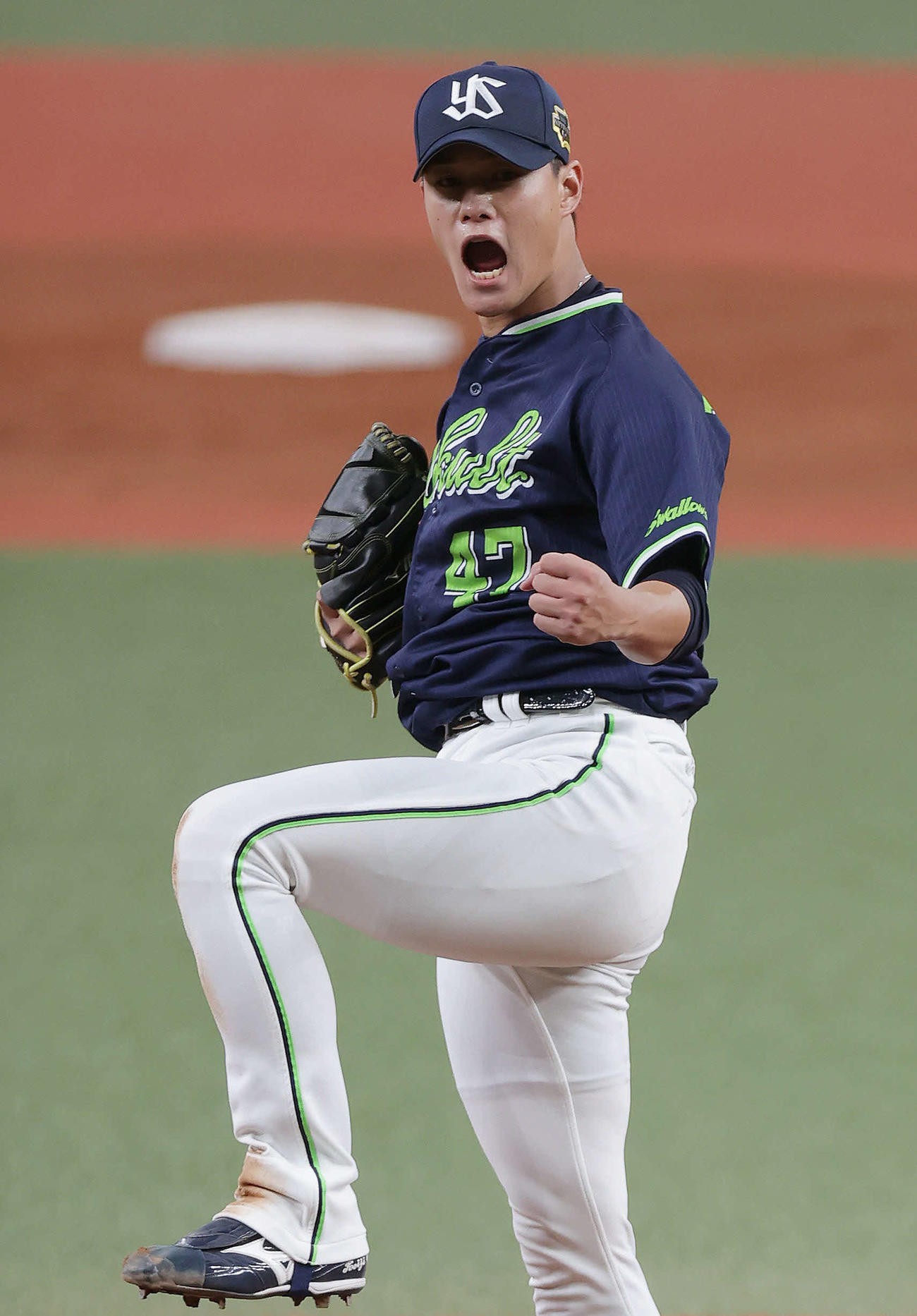 オリックス対ヤクルト　4回裏オリックス2死二、三塁、杉本を空振り三振に仕留め、ガッツポーズする高橋（撮影・前田充）