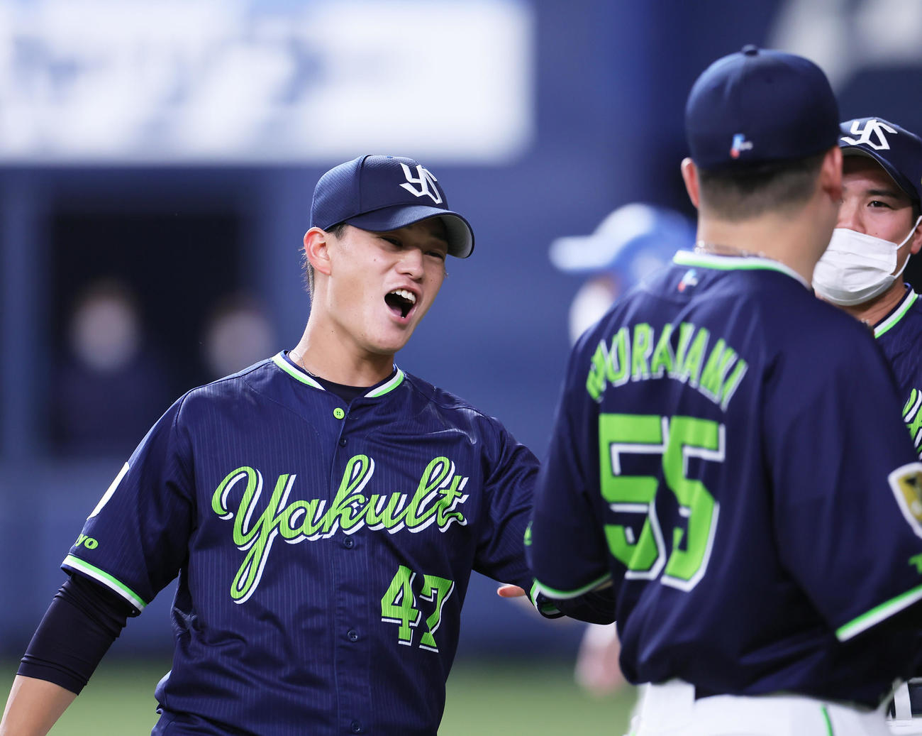 オリックス対ヤクルト　6回に好守備を見せた村上（右）を笑顔で迎える高橋（撮影・足立雅史）