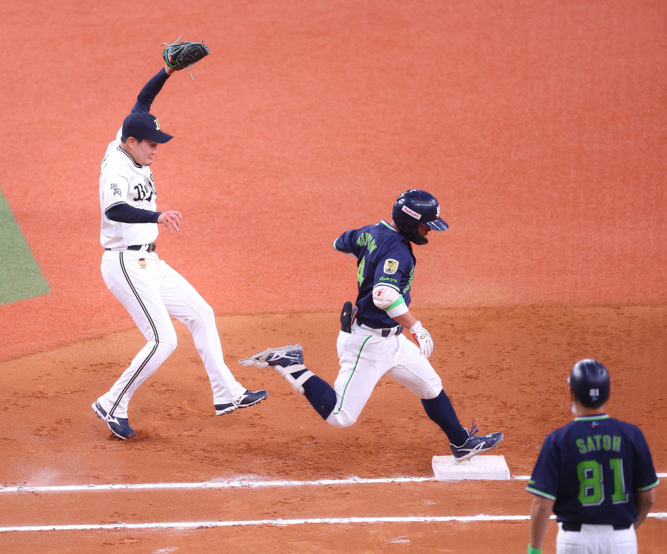 オリックス対ヤクルト　7回表ヤクルト無死、一塁線に打球を放ち内野安打で出塁する丸山和。左はベースカバーに入る竹安（撮影・河田真司）