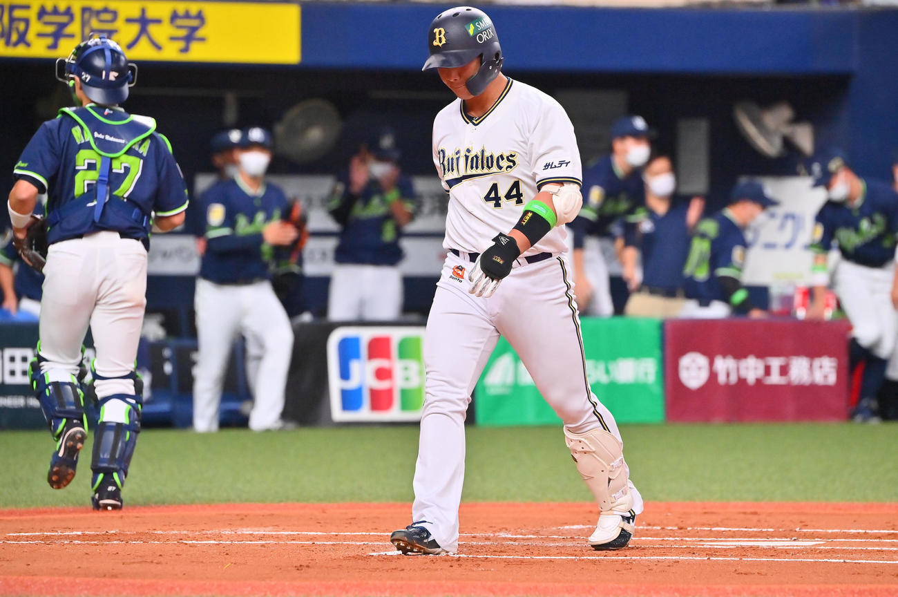 オリックス対ヤクルト　1回裏オリックス2死三塁、三振に倒れる頓宮（撮影・和賀正仁）