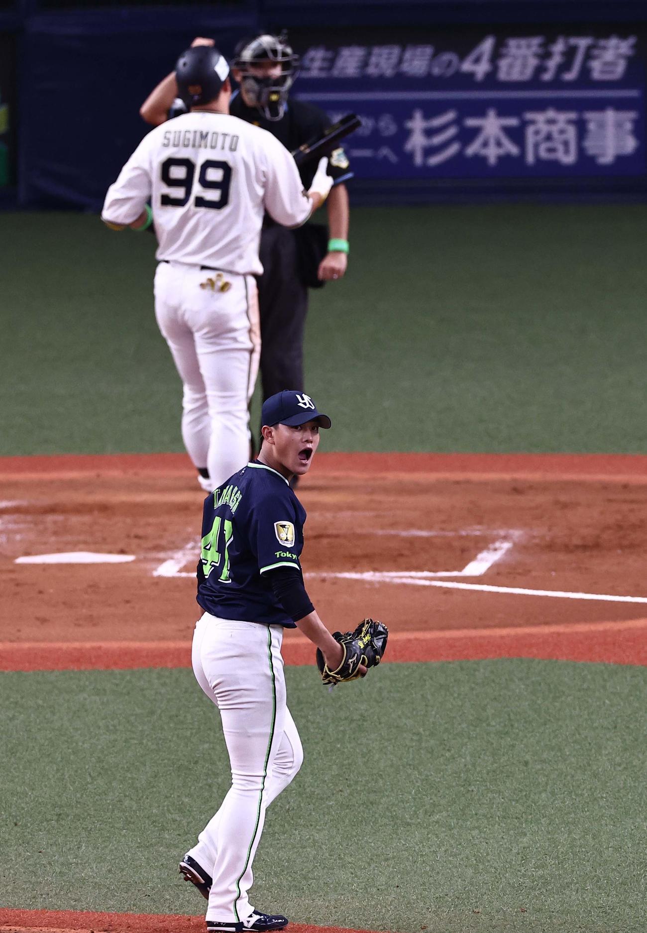 4回裏オリックス2死二、三塁、杉本を空振り三振にとり、雄たけびをあげる高橋（撮影・上田博志）