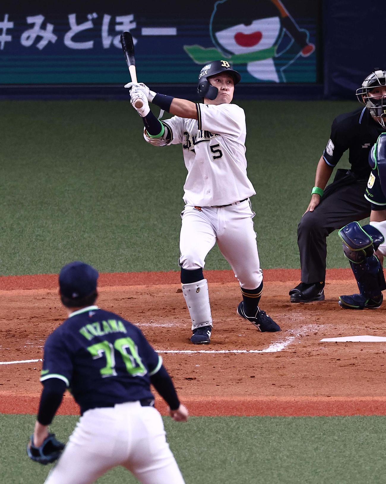 9回裏オリックス1死一、二塁、西野は左前に適時打を放つ（撮影・上田博志）
