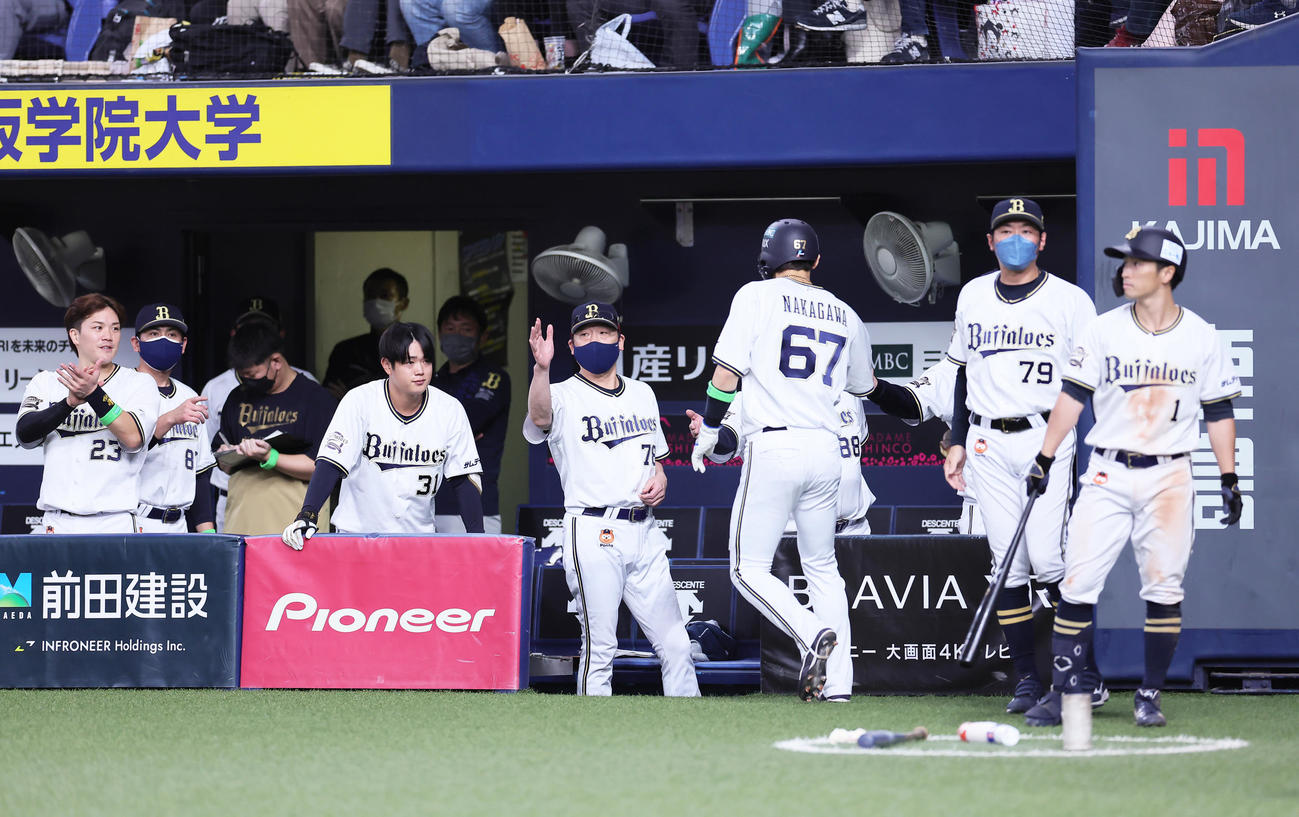 オリックス対ヤクルト　9回裏オリックス1死一、二塁、西野の左前適時打で生還した中川圭（右から3人目）を迎える中嶋監督（中央）ら（撮影・足立雅史）