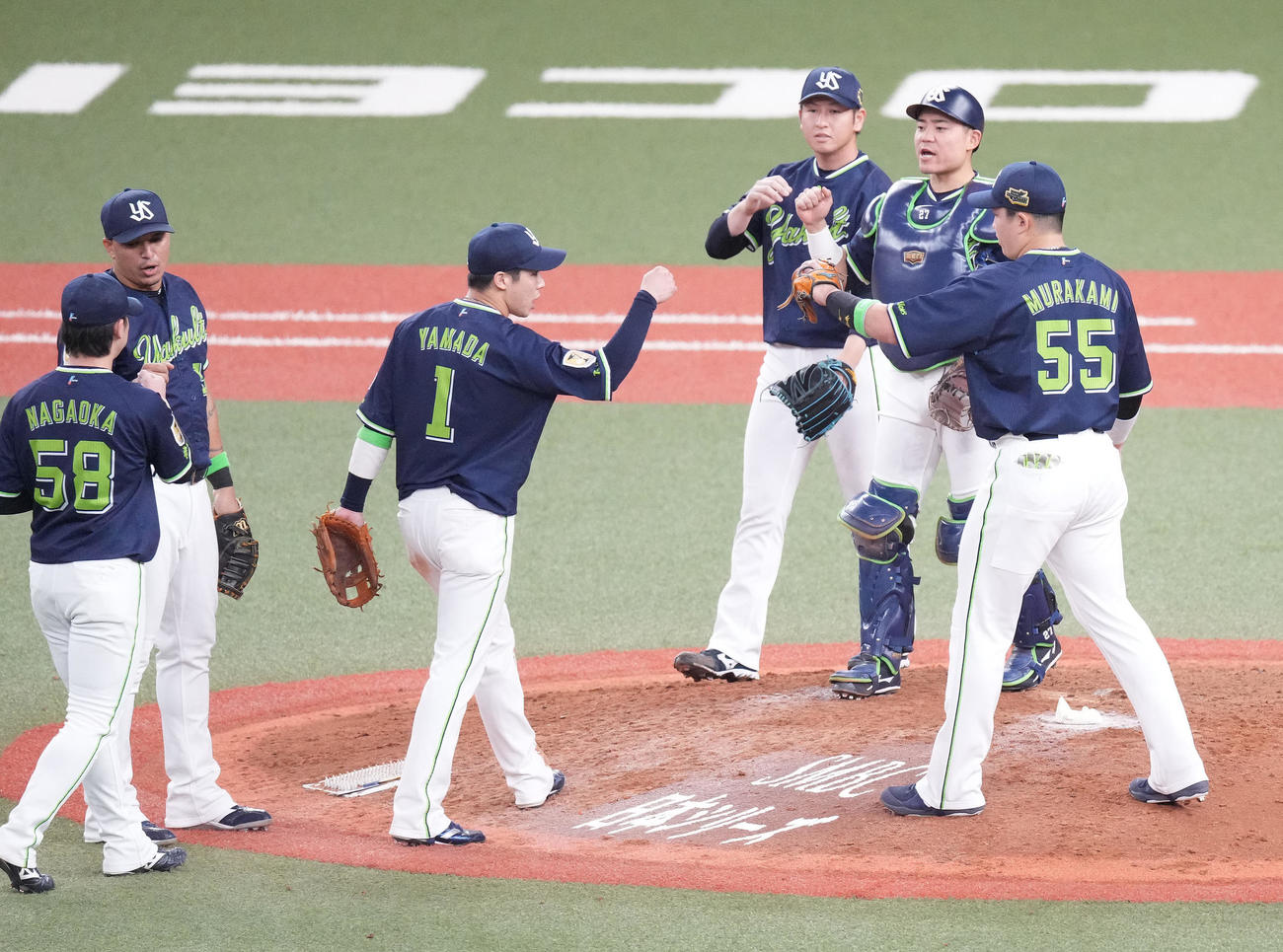 オリックス対ヤクルト　オリックスに勝利しタッチを交わすヤクルトナイン（撮影・鈴木みどり）