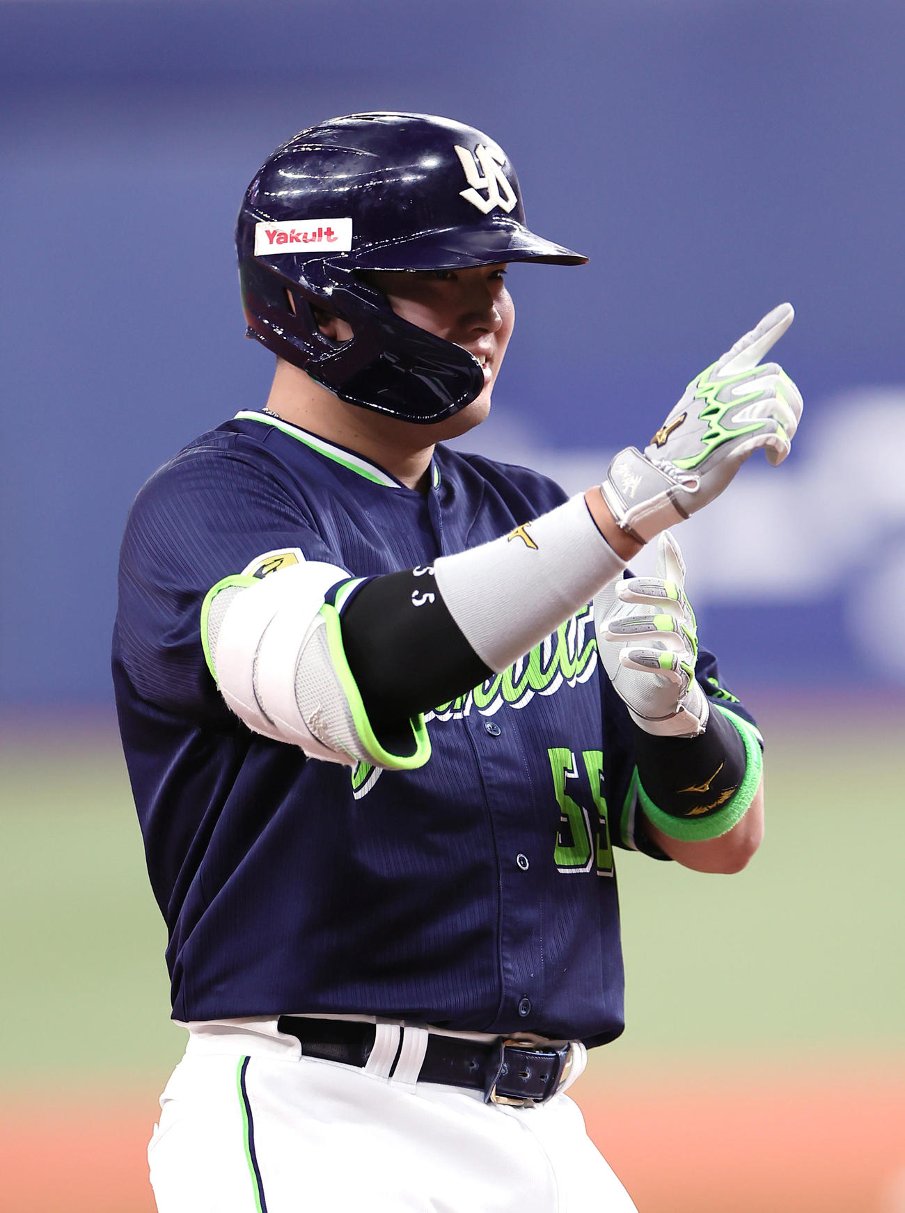 オリックス対ヤクルト　9回表ヤクルト1死、1死二塁、村上は2点適時二塁打を放ち笑顔を見せる（撮影・足立雅史）