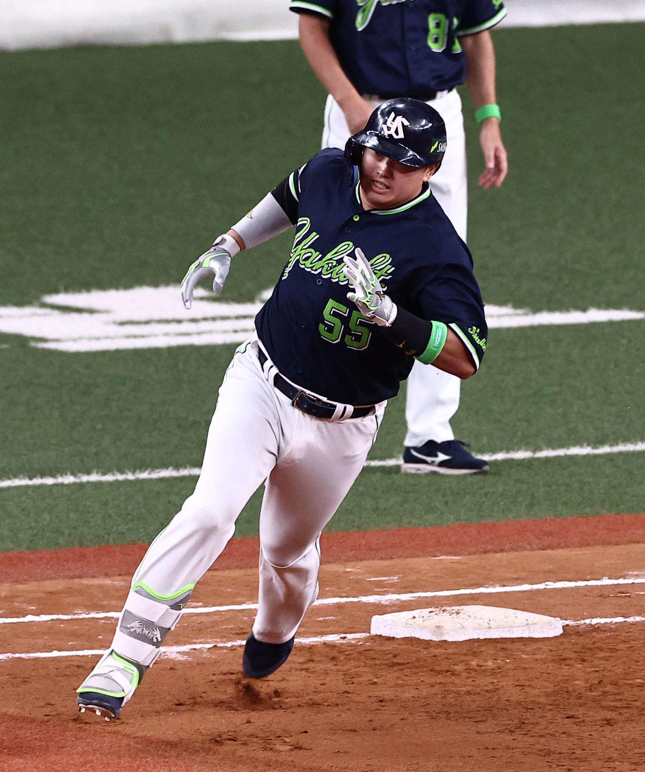 9回表ヤクルト1死一、二塁、村上は中越え2点適時二塁打を放つ（撮影・上田博志）