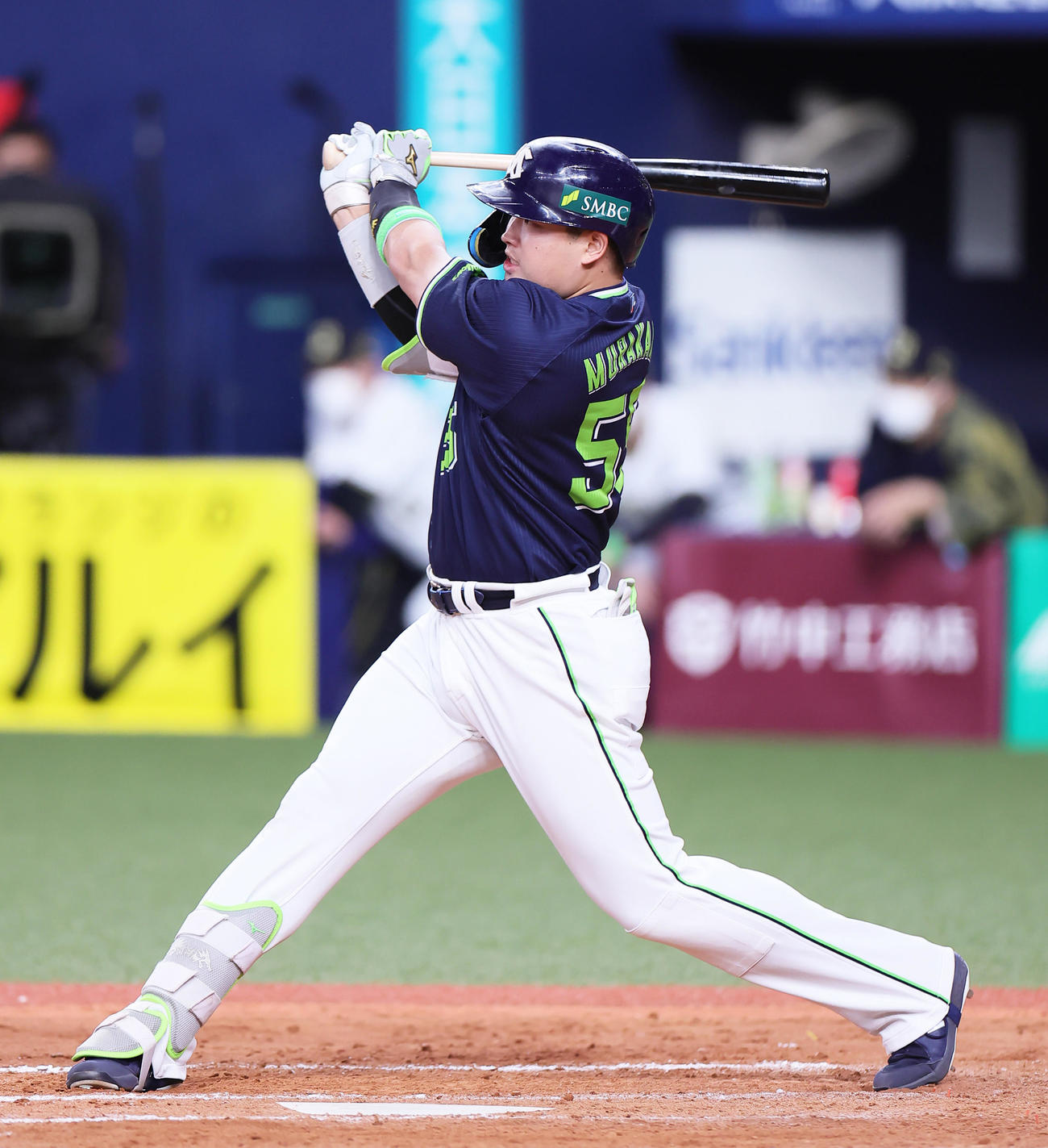 オリックス対ヤクルト　9回表ヤクルト1死、1死二塁、村上は2点適時二塁打を放つ（撮影・足立雅史）