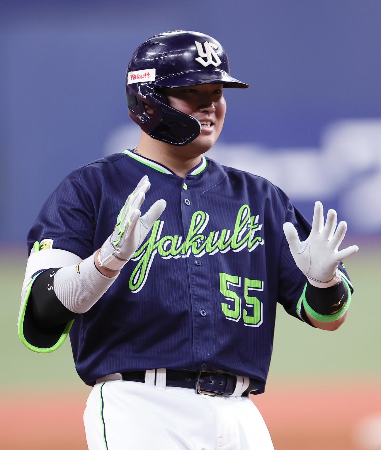 オリックス対ヤクルト　9回表ヤクルト1死、1死二塁、村上は2点適時二塁打を放ち笑顔を見せる（撮影・足立雅史）