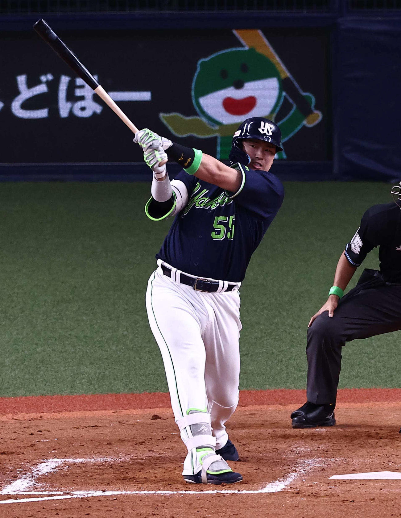 9回表ヤクルト1死一、二塁、村上は中越え2点適時二塁打を放つ（撮影・上田博志）