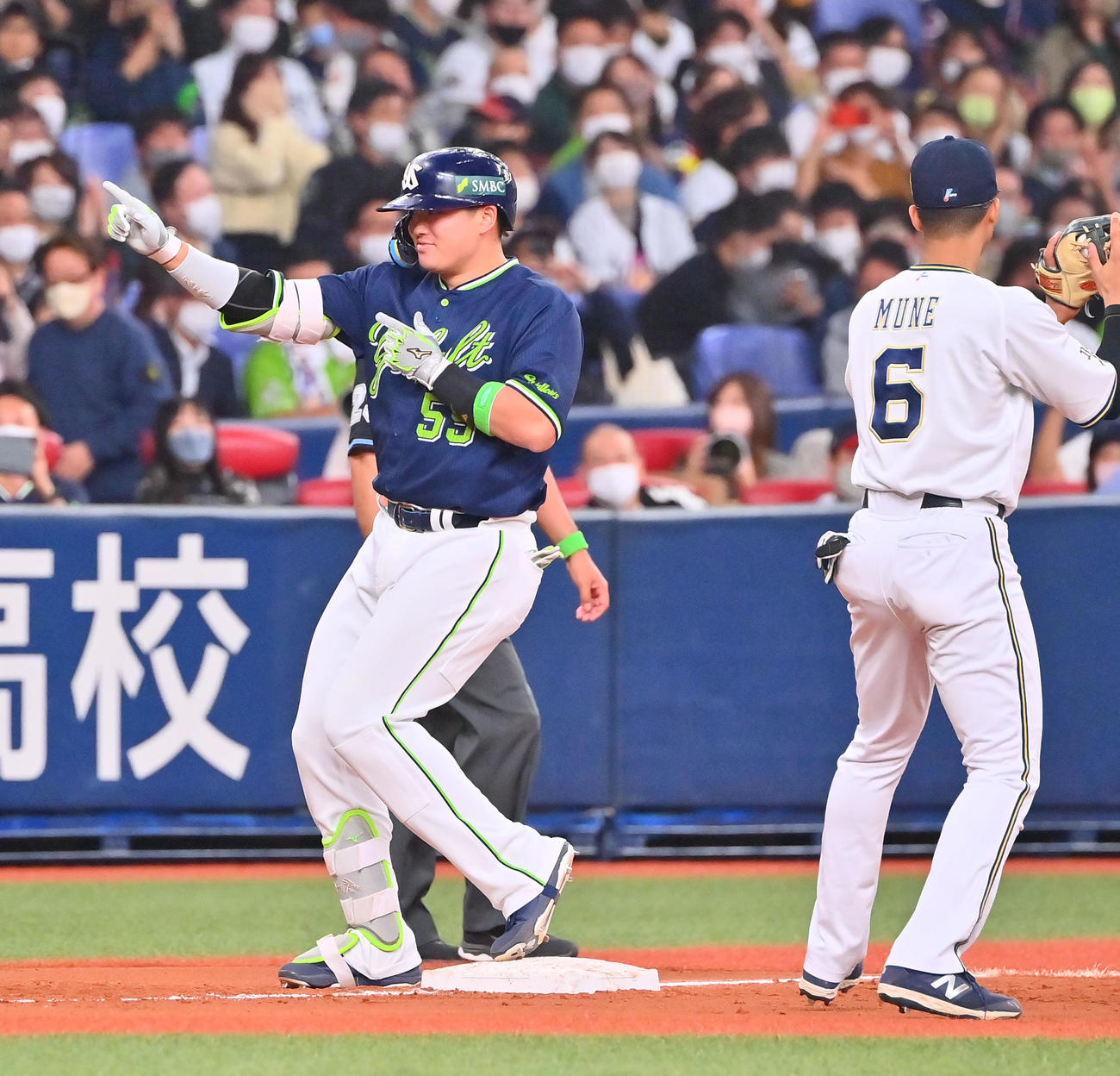 オリックス対ヤクルト　9回表ヤクルト1死一、二塁、右中間に2点適時二塁打を放った村上はベンチに向かいポーズ（撮影・和賀正仁）