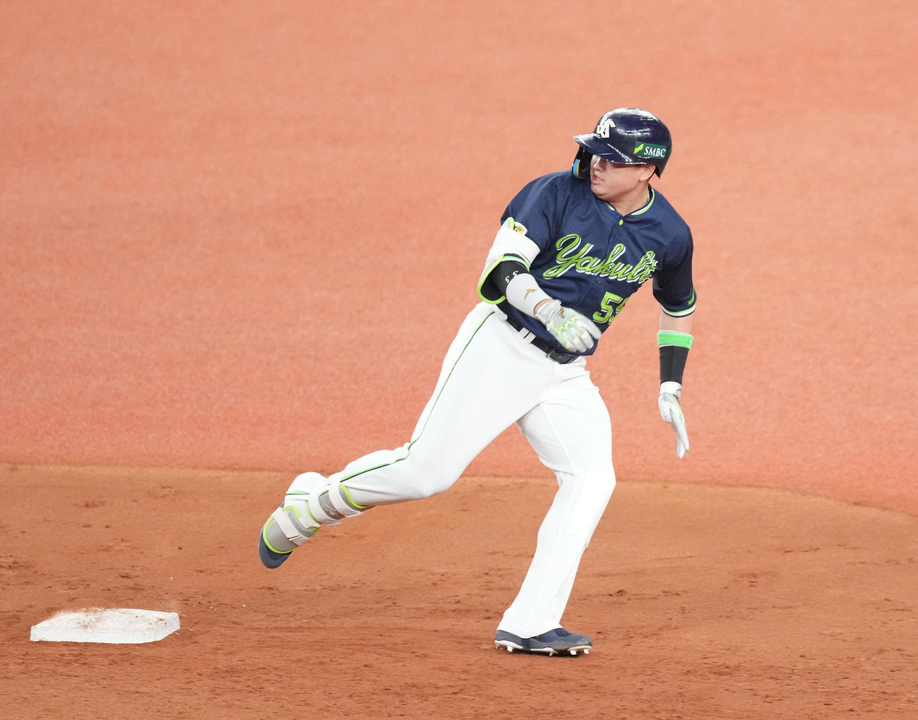 オリックス対ヤクルト　9回表ヤクルト1死一、二塁、中2点適時二塁打を放った村上は中堅手福田の悪送球で三塁へ向かう（撮影・鈴木みどり）