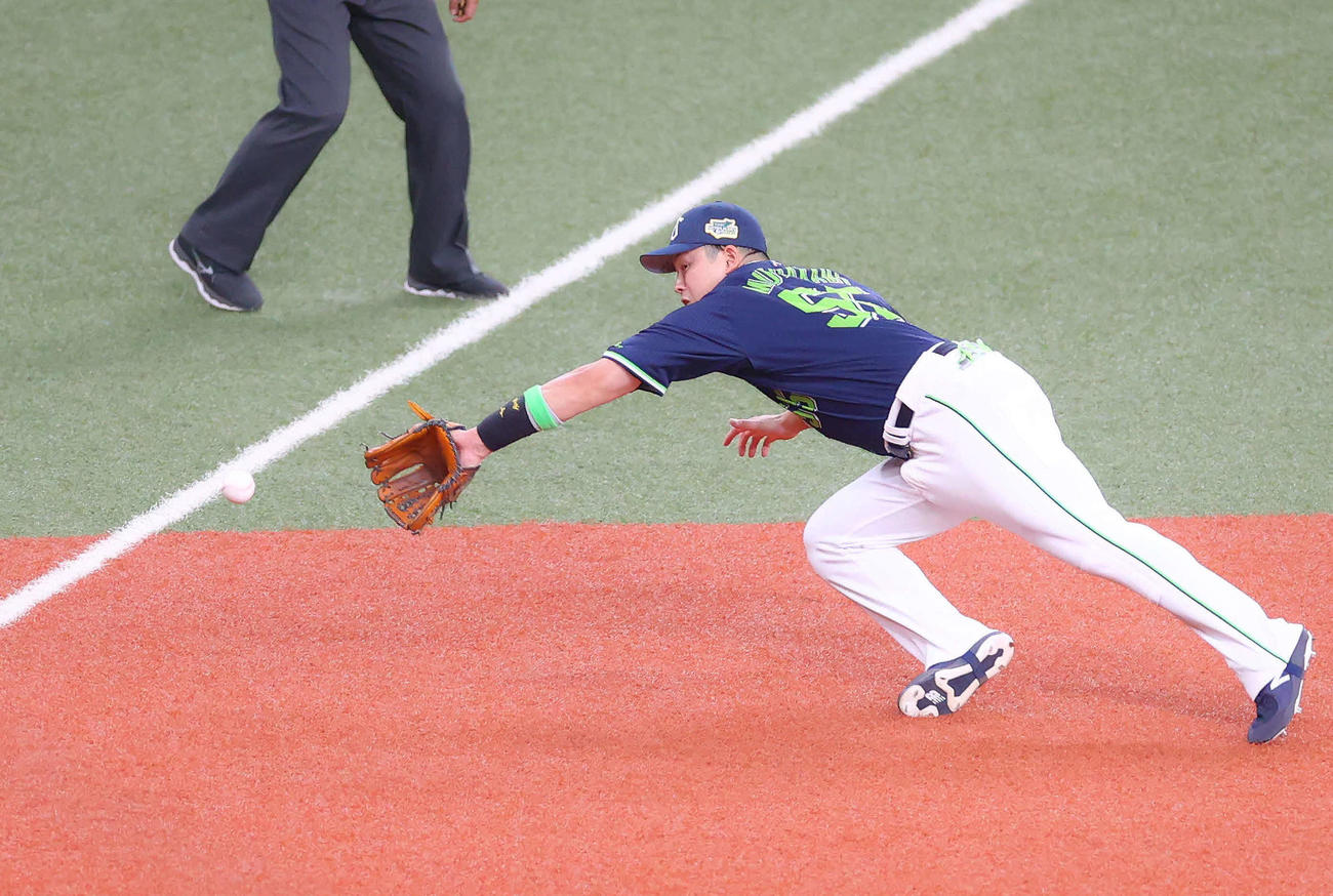 オリックス対ヤクルト　6回裏オリックス1死、頓宮の打球に飛びつき好捕する村上（撮影・河田真司）