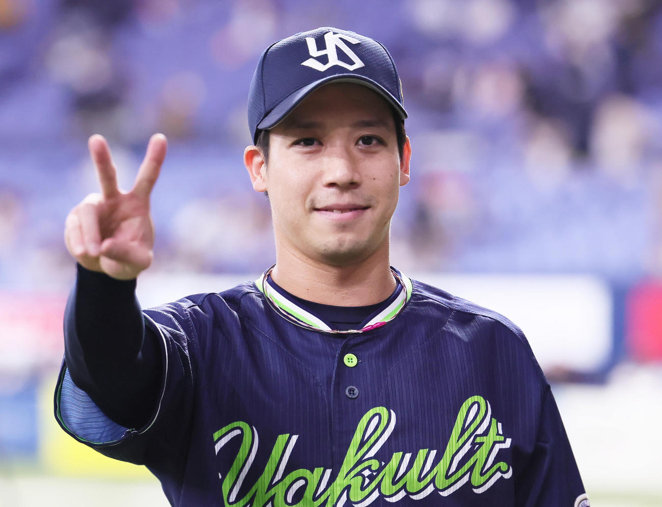 オリックス対ヤクルト　ヒーローインタビューを終え、ピースサインで笑顔のヤクルト山田（撮影・足立雅史）