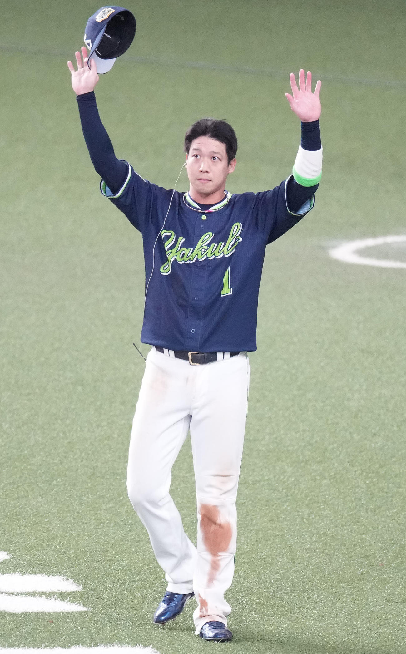 オリックス対ヤクルト　オリックスに勝利し、ファンの声援に応えるヤクルト山田（撮影・鈴木みどり）