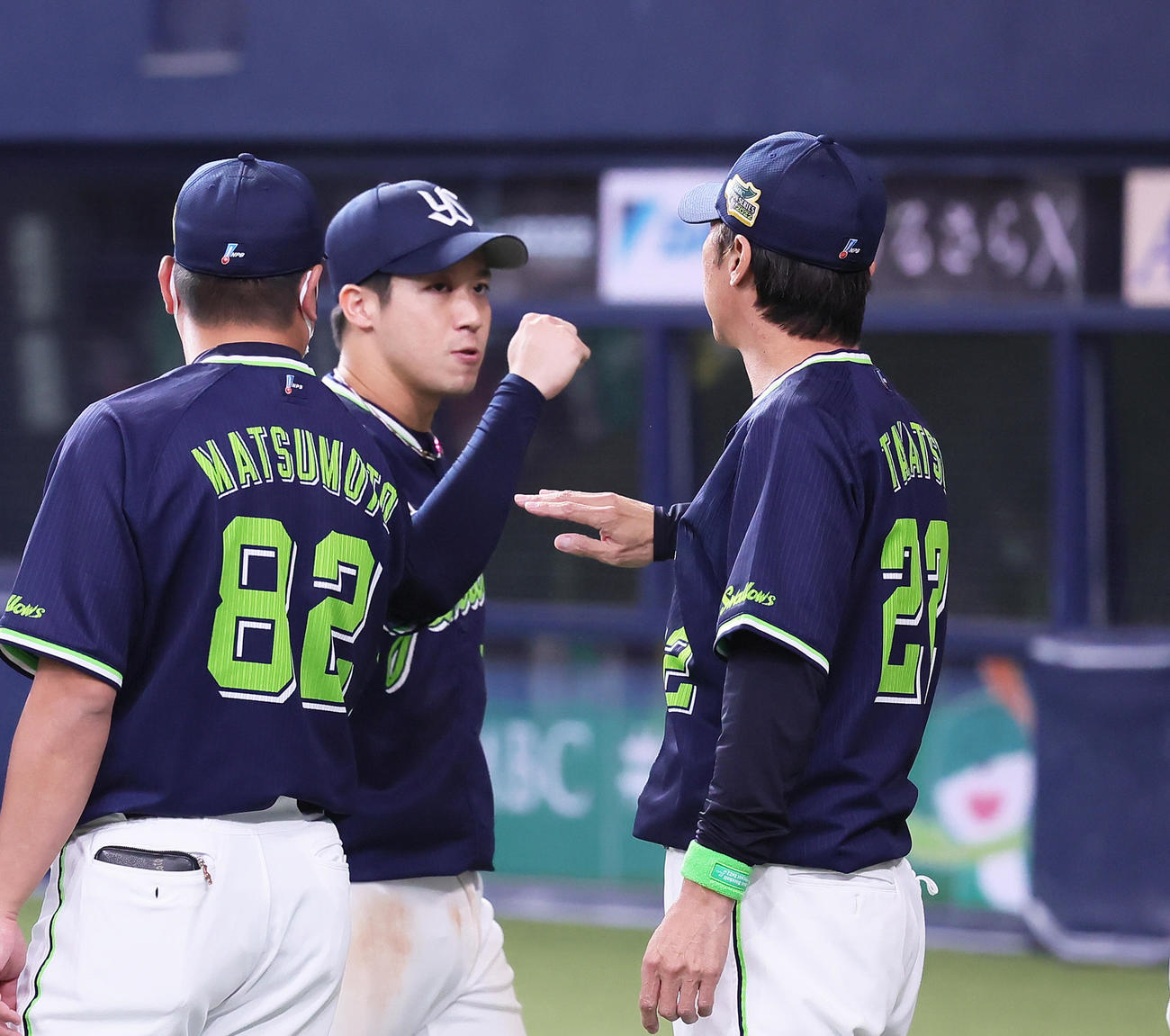 オリックス対ヤクルト　勝利しヤクルト高津監督（右）とタッチを交わす山田（撮影・足立雅史）