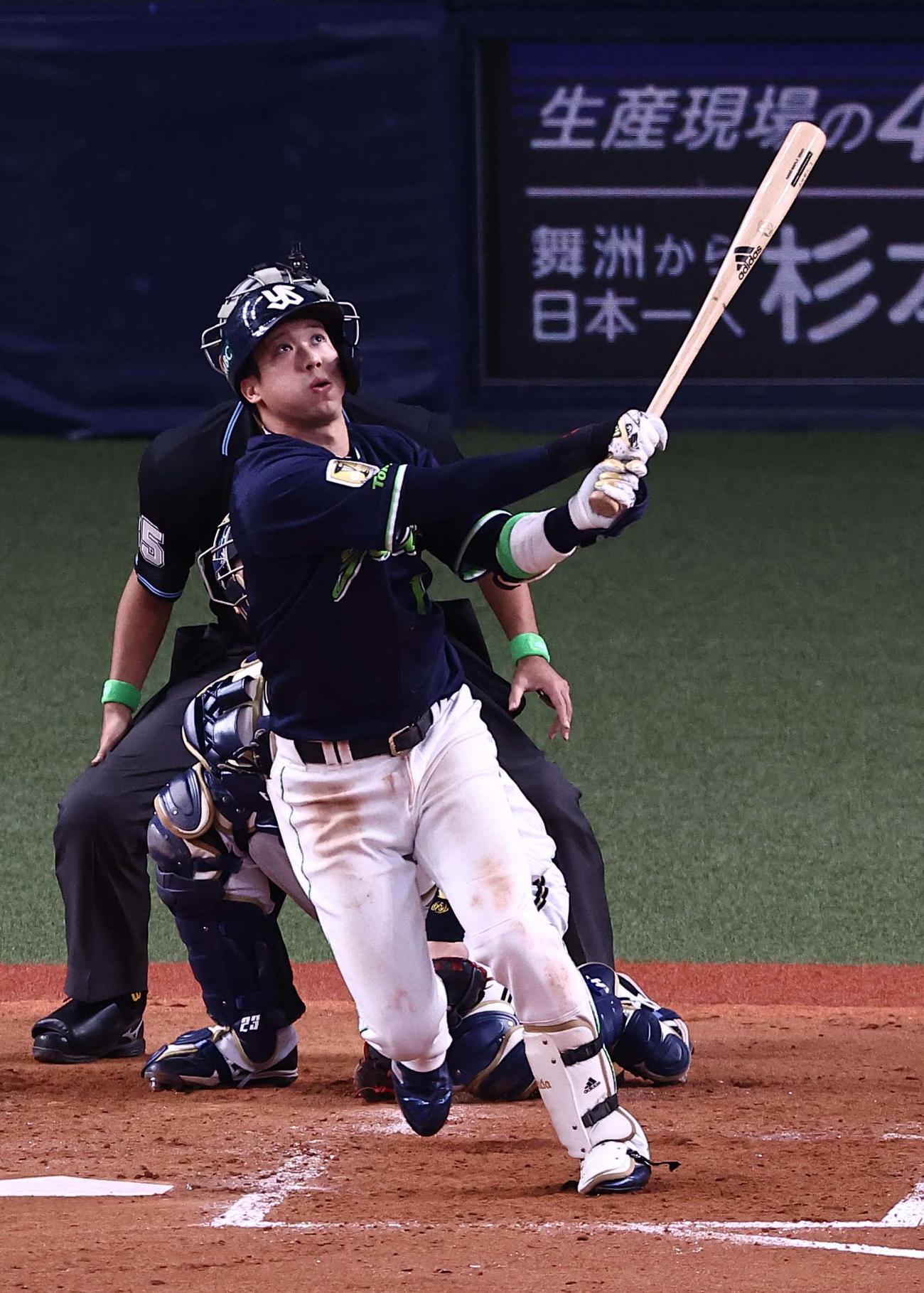 日本シリーズ第3戦　ヤクルト対オリックス　5回表ヤクルト2死一、二塁、山田は左越え3点本塁打を放つ（撮影・上田博志）