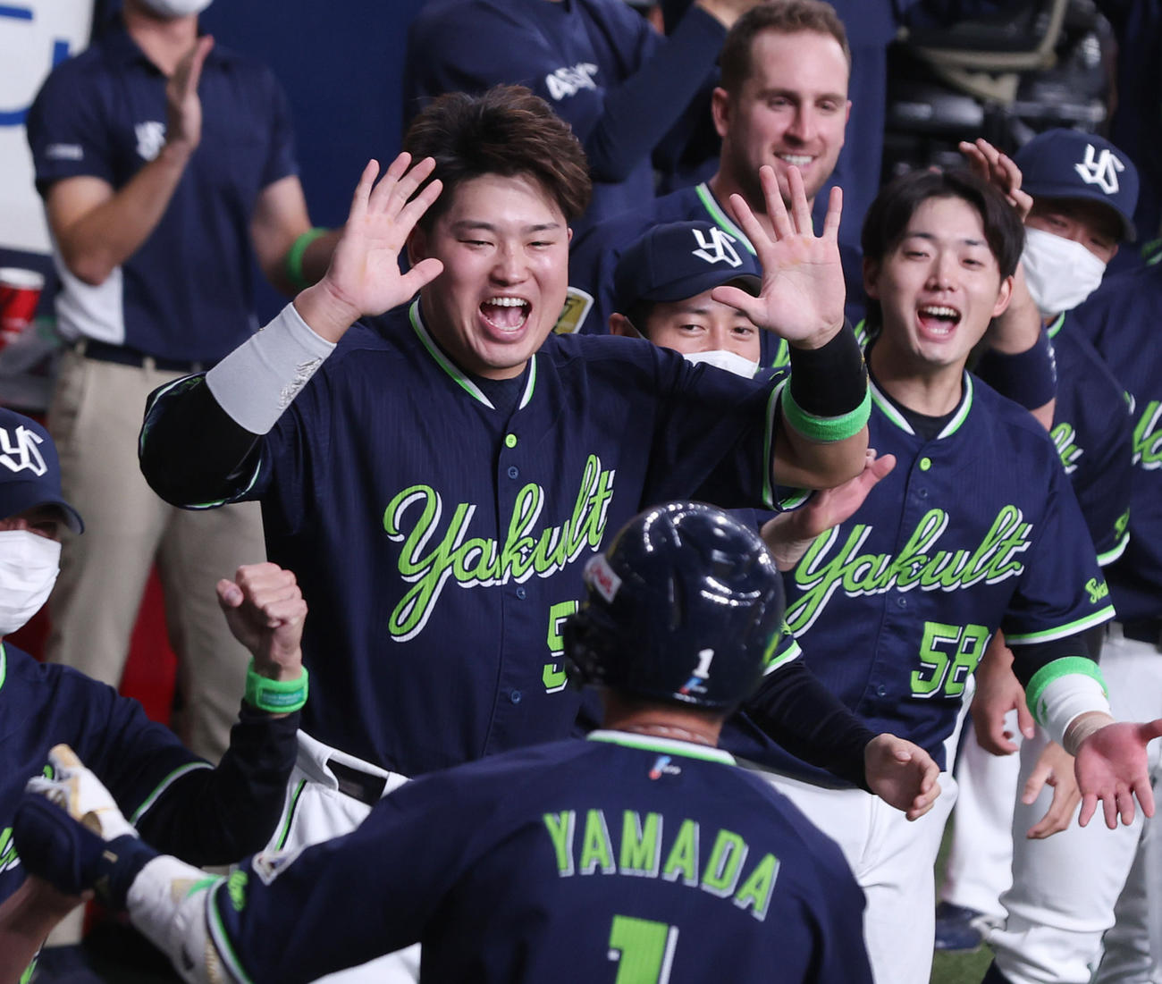 オリックス対ヤクルト　5回表ヤクルト2死一、二塁、先制の左越え3点本塁打を放った山田（手前）を迎える村上（中央）らヤクルトナイン（撮影・前田充）